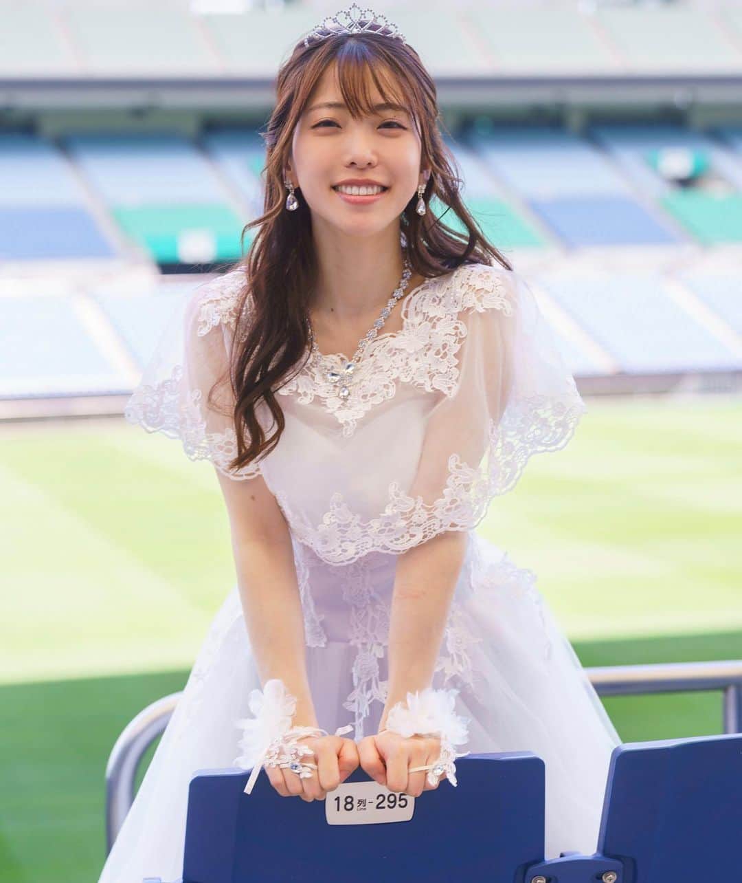 白石みずほさんのインスタグラム写真 - (白石みずほInstagram)「__はしゃいでいます🐥❤️‍🔥  今までは、デコルテを出すタイプの ウェディングドレスを着ることが 多かったので 出さないやつにしてみました🐰💐  #ウェディングドレス」6月25日 22時24分 - mizuhoshiraishi
