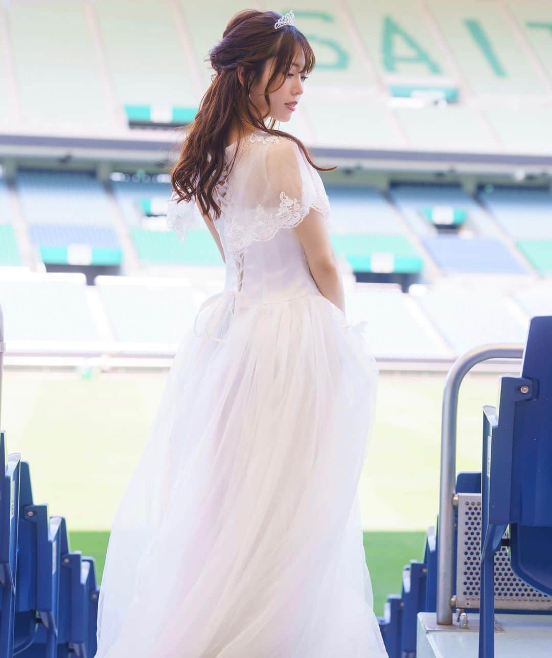 白石みずほさんのインスタグラム写真 - (白石みずほInstagram)「__はしゃいでいます🐥❤️‍🔥  今までは、デコルテを出すタイプの ウェディングドレスを着ることが 多かったので 出さないやつにしてみました🐰💐  #ウェディングドレス」6月25日 22時24分 - mizuhoshiraishi