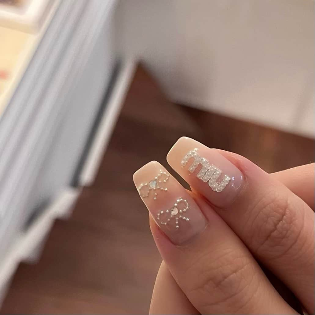 加藤ゆりなさんのインスタグラム写真 - (加藤ゆりなInstagram)「2個前のネイル💅 スキンカラーって爪がちゅるちゅるに見えて可愛い〜🎀 @la.pomme_nail   #スキンカラーネイル #miumiuネイル #キルティングネイル　#マグネットフレンチ　#セルフネイル」6月26日 19時30分 - _yuringo_