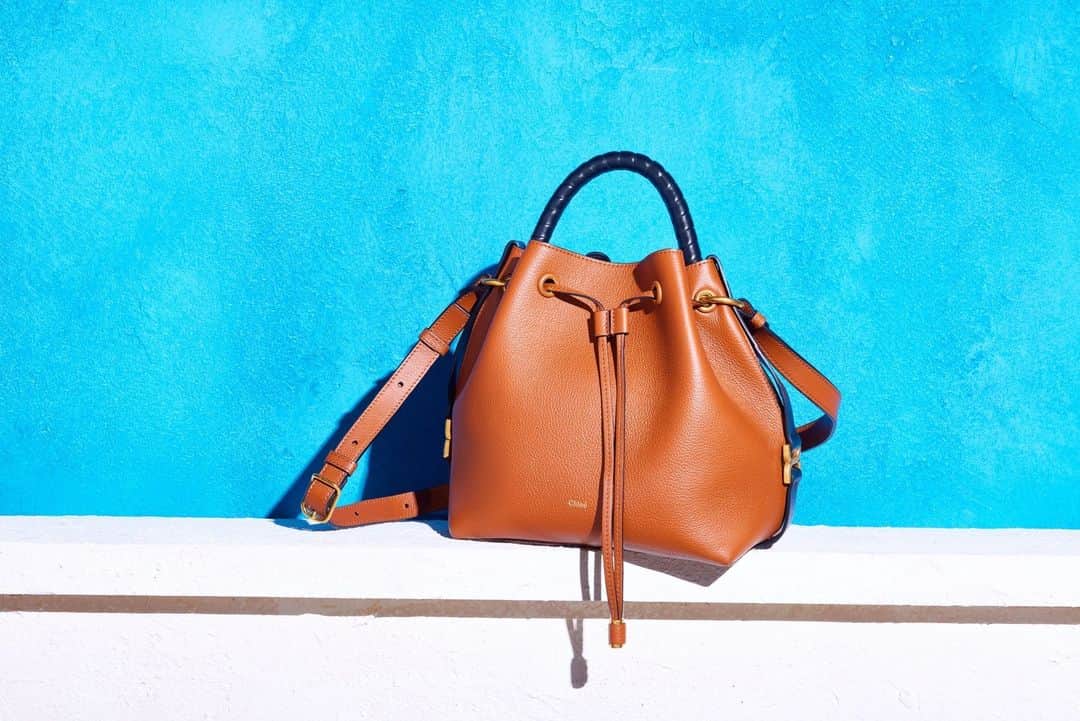 barneysnyofficialのインスタグラム：「What are you carrying in your bag? @chloe」