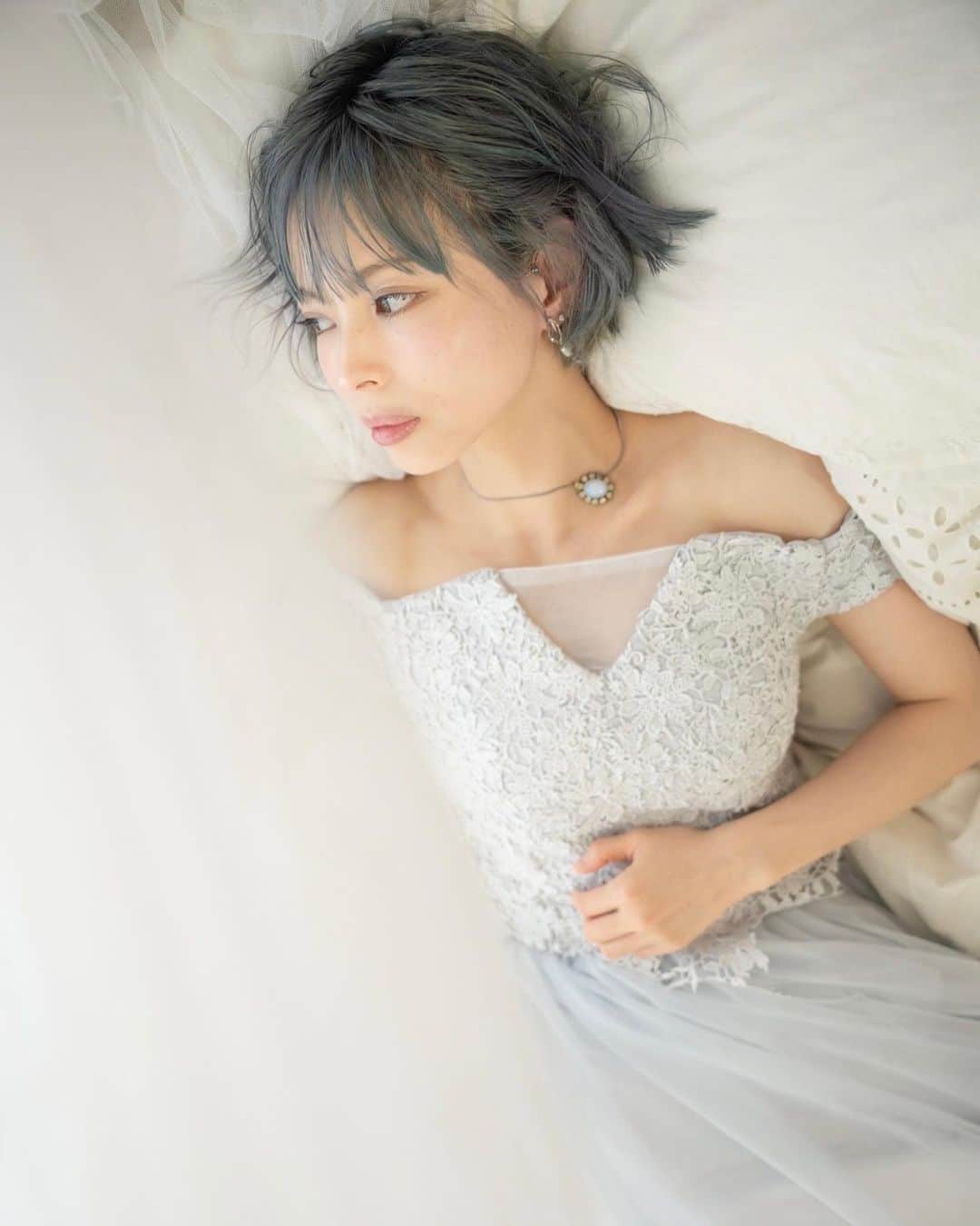最上もがのインスタグラム：「「親になる自信がない」  という相談をよくされるのですが 未経験のことに対して絶対的な自信を持てること ってあまりないと思うんですよね。 どんなに自己肯定感が高くて育児に自信がある人でも 子育てで多分一度は凹んでると思いますし、 思い詰めたり悩んだことはあると思います。  間違ったこともたくさんしてると思います。 間違い、というのは世間や私の基準ではなく 本人がそう感じてしまうこと、です。 でも失敗すること、それを認めることは重要で 自己嫌悪に襲われることもあるだろうし 我が子のためにと思っていても上手くいかず 伝わらないことも沢山あったり 後悔も反省もしていると思います。 そしてたくさんのことを子どもから学んで 愛し愛されて、少しずつ"親"になっていくんだと思います。  私の人生のほとんどは"不安"と"緊張"と"恐怖"の連続で それでも私は生きています。 私の育児の方法が娘にとって正解かはまだわかりません。 娘がもう少し大きくなって色々自分で考えて 伝えられるようになったら、それをちゃんとききたいです。  日常ブログを開設して、日々のことを綴っていると 「そんな風にできない」と言われることもありますが 私は私に対して母親失格だと思うことの方が多いです。  なんて話をして、「じゃあ、大丈夫か！」て 気持ちにはならないかもしれませんが 今の状態が不安でも、危機感を感じるのは 人間の本能として普通のことで、悪いことじゃないと思います。 命を守り育てていくことは簡単とは全く言えませんが それでも、試行錯誤して、もがきながらも幸せを感じ 唯一無二の大切な存在を見守ることは、 私の人生においてとても貴重で素晴らしい体験です。」