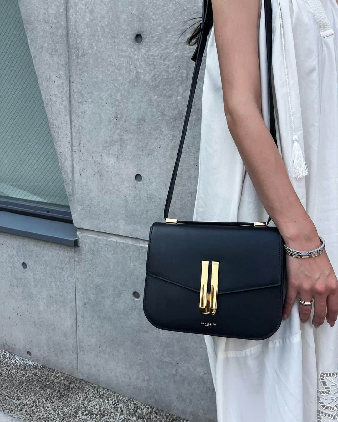 のインスタグラム：「new bag💼 @demellierlondon 🖤  #DeMellier #ABagALife」