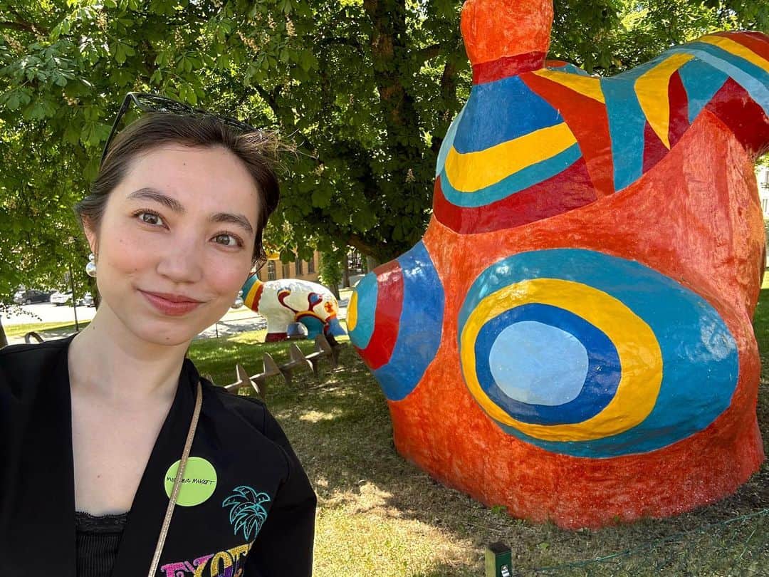 加藤ジーナさんのインスタグラム写真 - (加藤ジーナInstagram)「ストックホルム近代美術館に行ったんですが  外にこんな謎かわいいオブジェがあったので 中もこういう感じかな☺️💗と思って入ったら  めちゃくちゃ怖くて 戦争とか残虐な物をテーマにした作品がひたすら並んでいて 音ありの映像作品も多かったので ホラー大嫌いな私は怖すぎて展示室から逃げ出して外で座って待ってたりしました😂 (夫はしっかり鑑賞して大満足したそうです😂)  たまたまそういう展示の期間だったのかも🤔 あ〜怖かった😂  #ストックホルム近代美術館 #近代美術館 #モダンアート #ストックホルム観光 #ストックホルム旅行 #スウェーデン旅行 #北欧旅行 #海外旅行」6月25日 22時32分 - katogina_718