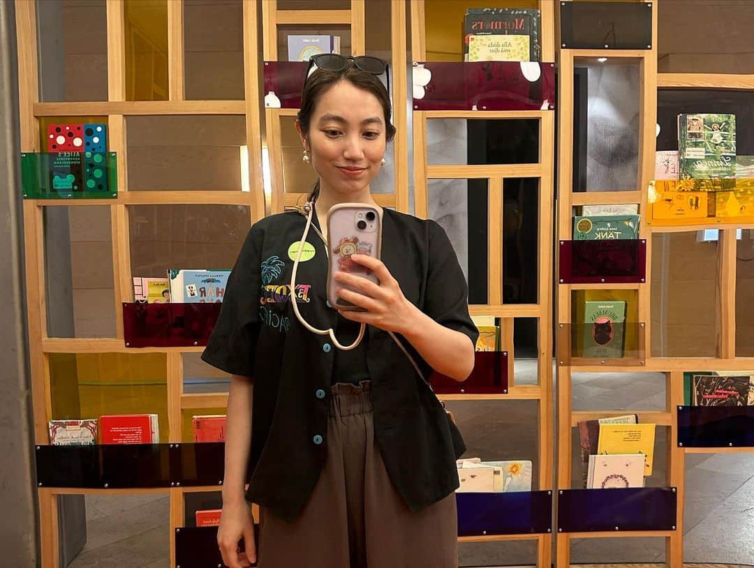 加藤ジーナさんのインスタグラム写真 - (加藤ジーナInstagram)「ストックホルム近代美術館に行ったんですが  外にこんな謎かわいいオブジェがあったので 中もこういう感じかな☺️💗と思って入ったら  めちゃくちゃ怖くて 戦争とか残虐な物をテーマにした作品がひたすら並んでいて 音ありの映像作品も多かったので ホラー大嫌いな私は怖すぎて展示室から逃げ出して外で座って待ってたりしました😂 (夫はしっかり鑑賞して大満足したそうです😂)  たまたまそういう展示の期間だったのかも🤔 あ〜怖かった😂  #ストックホルム近代美術館 #近代美術館 #モダンアート #ストックホルム観光 #ストックホルム旅行 #スウェーデン旅行 #北欧旅行 #海外旅行」6月25日 22時32分 - katogina_718