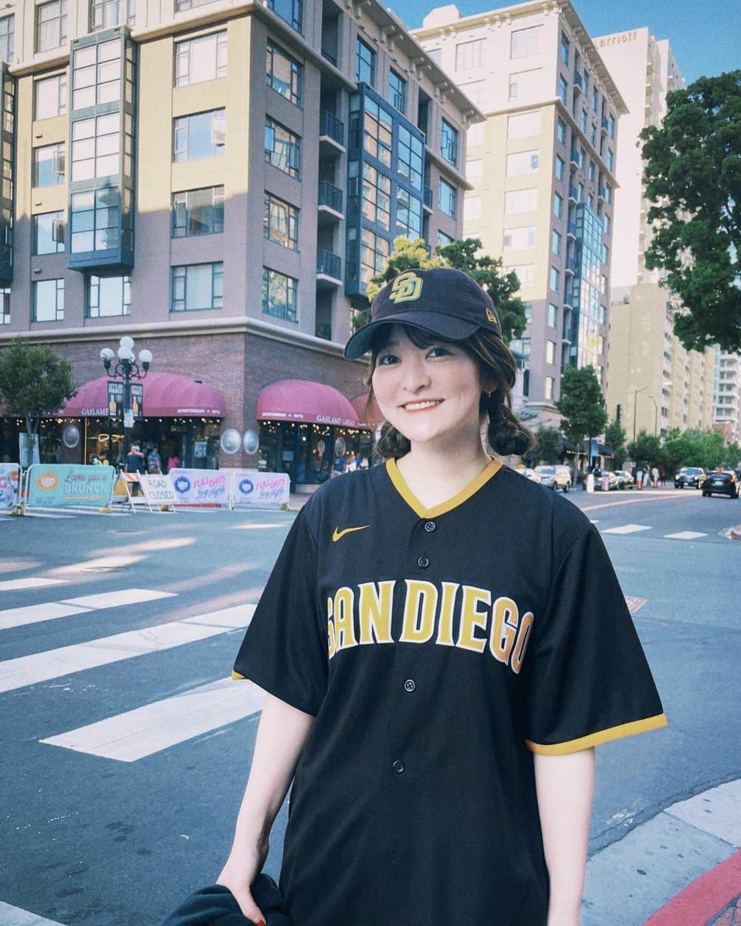 もえぴ英会話のインスタグラム：「6/12に32歳になりました〜🎂 日本とアメリカで誕生日を2回過ごすという最高の幕開けでした☺️  健康第一、運動を習慣化したい！ 家族をはじめ、大切な人たちと楽しく、 笑って幸せに生きられるような人生でありますように。  改めてSNSを通じて出会えたみんなにも、 日々の感謝をここで伝えさせてください🙏🏻  32歳も新しい出会いが沢山あるといいなー！  そして報告になりますが、 今年の秋頃からカナダに住みます🇨🇦  自分がこれまで何年もかけて目指してきた海外移住に一歩踏み出すタイミングがやってきました。  常に熱く、でも時に淡々と毎日英語を勉強し、仕事に向き合い、やっとこの挑戦の時を迎えたな〜なんて嬉しく思っています。  私が運営する英語コミュニティMGCの存在こそが、海外移住をする勇気と自信をくれた大切な場所なので、MGCのみんなには本当に感謝しています。 (MGCの仲間募集中です！)  32歳も最高の一年にします🌷」