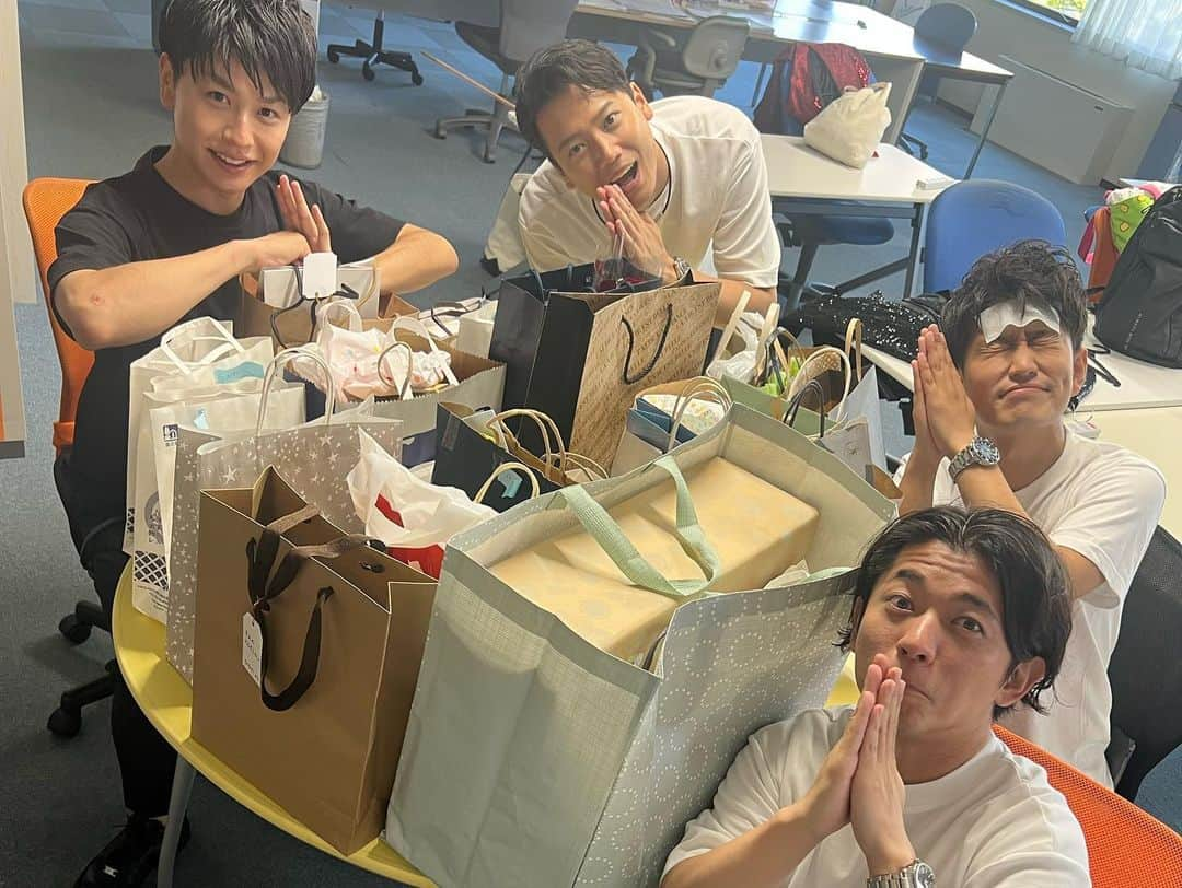 工藤淳之介さんのインスタグラム写真 - (工藤淳之介Instagram)「最高の1日だったなー！！ご来場頂いたすべての方々に大感謝！みんなだいすきです！！  スタッフもメンバーも最高。私もいい加減いい大人なのにこんな素敵な仲間とワイワイ全力で仕事できてめちゃくちゃ楽しいよ。いつもありがとねー！  ということで御礼の気持ちを込め、コメント今回はお返事させてください！ぜひショーの感想、一言でもお待ちしてます😌  明日の3時のカルテット「我ら！イケメン四銃士」コーナーにもメッセージお待ちしてます😊  #イケメン四銃士 #みんな最高」6月25日 22時35分 - kudojun_nosuke_bsn