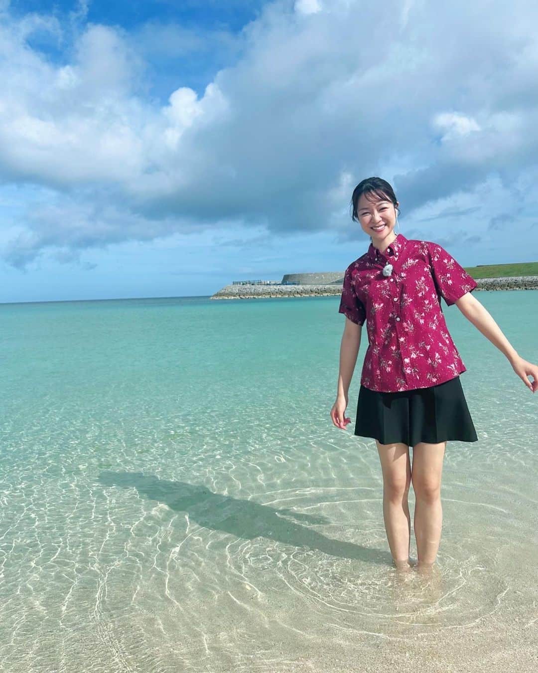 磯貝初奈さんのインスタグラム写真 - (磯貝初奈Instagram)「今朝のサンデーLIVE!!では沖縄から天気をお伝えしました！！ 海の色が本当に綺麗でいつまでも眺めていたくなります… プールからの景色も最高でした🥺 日差しをたっぷり浴びたので心地よい眠気がやってきました。今夜はよく眠れそうです。おやすみなさい^^  #サンデーLIVE!! #磯貝初奈」6月25日 22時35分 - hana_isogai