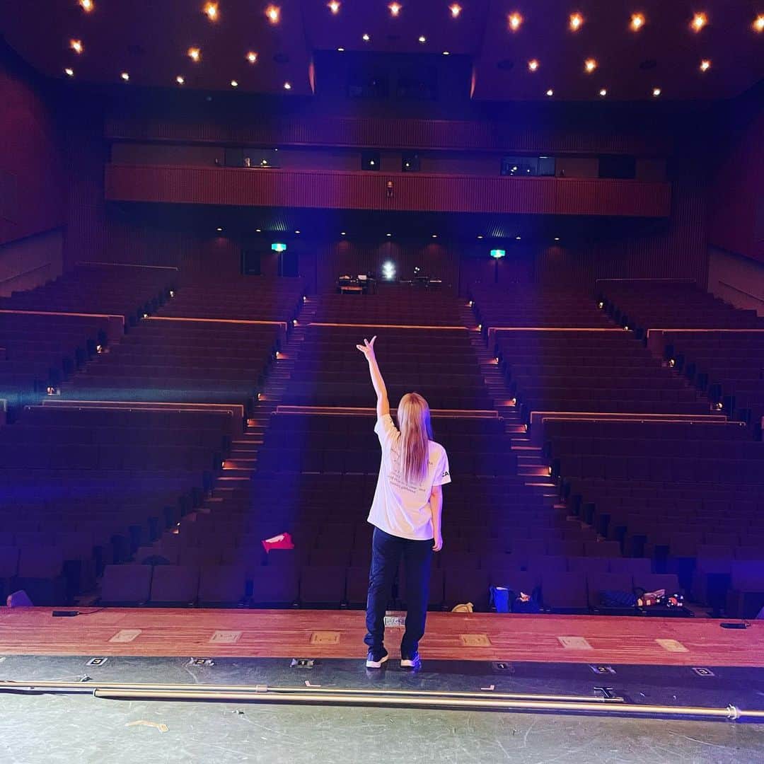 倉田瑠夏さんのインスタグラム写真 - (倉田瑠夏Instagram)「『アリスin Muscleランド』奈良公演🦌🧡✨✨  ご来場くださった皆様、ありがとうございました🥹🙇‍♀️💗  私は奈良に田舎があり、小さい頃からよく奈良に遊びに行っていたので、そんな馴染みのある場所で公演ができたことを本当に嬉しく思います🥹🧡✨  そしてなんと来週は大阪公演❣️ 地元で公演ができる夢のような日です🥹✨✨ 大阪で舞台の地方公演をしたいといつひとつの夢が叶う日でもありますっ🥹💗  ぜひぜひ遊びにきてね🥹🫶🐙  7/2(日)メルパルク大阪で会いましょう🌼  #アリスinmuscleランド  #サムライロックオーケストラ  #ミュージカル #アクロバット  #アクロバットミュージカル  #奈良公演 #橿原公演 #奈良 #橿原市 #奈良県橿原市文化会館 #地方公演 #舞台 #不思議の国のアリス #アリス #自撮り #girls #思い出 #大阪 #メルパルク大阪」6月25日 22時44分 - ruka.kurata