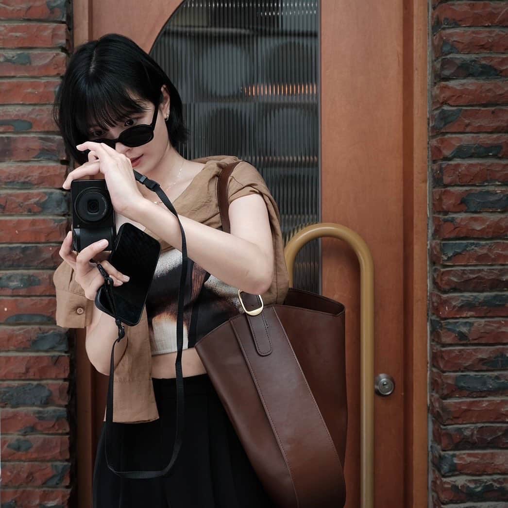 吳子霏（Ellen Wu）のインスタグラム：「喜歡夏天的陽光燦爛，但身為一曬就黑的體質實在困擾，每天必備一件薄長袖，或是乾脆就穿長袖，結果一出門就覺得我要融化在地了。為了工作，我可以😶‍🌫️。  特別想說一下赤崁天下第一板，這是我爸爸小時候就經常帶我們去吃的，必點棺材板和特製快餐。上一次吃，應該是我小學的時候了。  再次踏進這家店，環境幾乎沒有什麼變，特製快餐的奇怪番茄醬，依然是當年那令人印象深刻的滋味，酸酸甜甜，一定要沾，沾爆的那種。  我彷彿還能看見爸爸帶著我們一家人，進到這家餐廳的景象，像是電影鏡頭，回顧那些精彩片段，微小、平凡，最珍貴。  不禁感嘆，景物依舊，人事已非。 不見老老闆的身影，爸爸也只存在回憶，用另一種方式陪在我們身邊。  所有的小事情，都是上天給我們最好的祝福。 願大家都能平安健康，快樂踏實。」