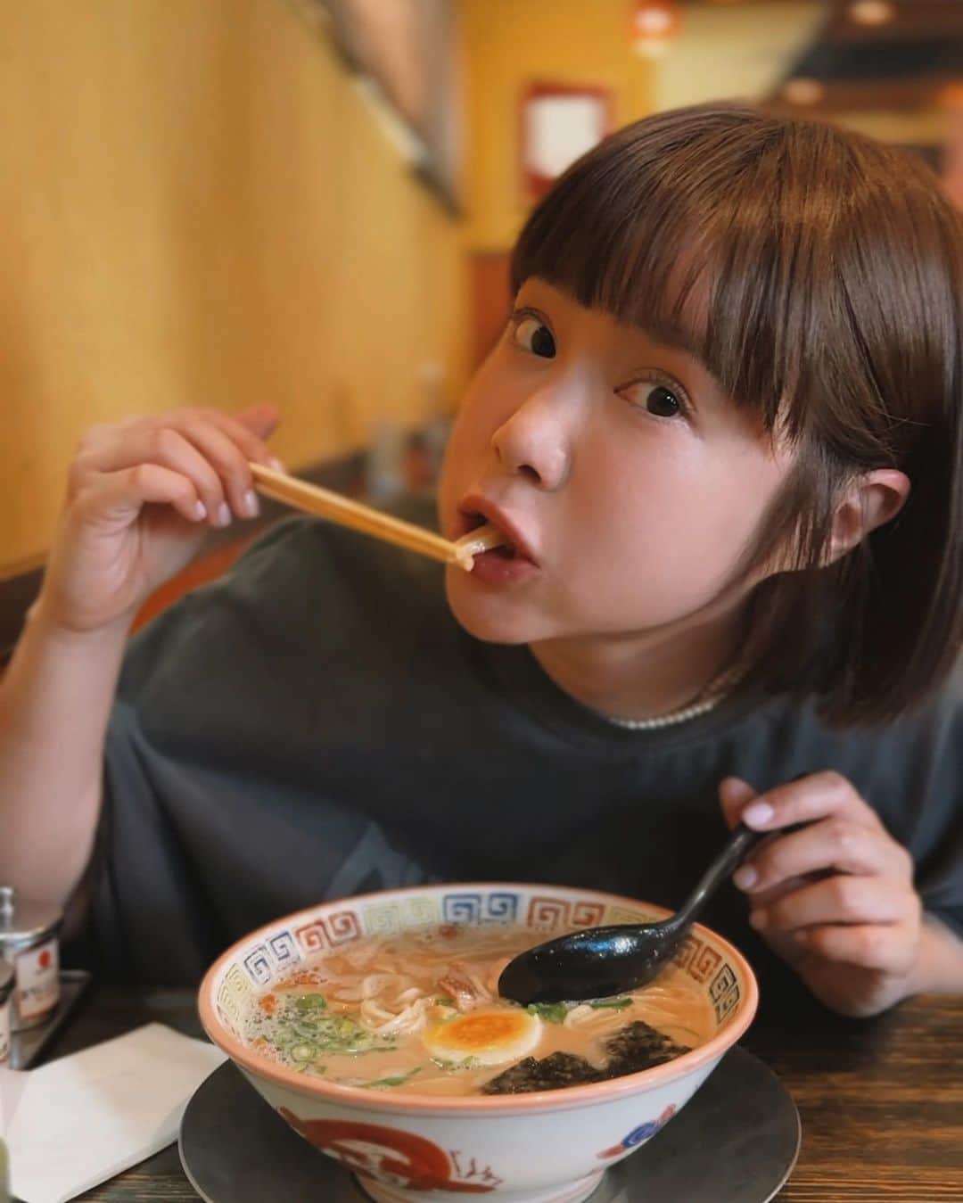 リー・ジャーインのインスタグラム：「吃爆！超濃豚骨！日本博多拉麵TOP5👍🏻  這集新片嚴選五家日本必吃「博多拉麵」店 介紹每家的特色及口味 來個豚骨拉麵一日巡禮  跟著福岡在地人一起排隊 從白天吃到萬惡宵夜場 超濃豚骨！銷魂回味！  每一家😚都是我用心吃出來的真實評價！  ✨✨✨提供我的博多拉麵地圖✨✨✨ 快收藏到美食清單中☝🏻去日本不要錯過囉！  ♥️豚骨拉麵創始總店：大砲拉麵 ♥️拉麵元老在地人氣店：元祖長濱屋 ♥️民宅小路百年老店： Fuku-chan ramen ふくちゃんラーメン ♥️台灣人最愛拉麵總本店：一蘭本社總本店 ♥️宵夜場！魚介（海鮮）豚骨拉麵：海鳴拉麵  ✌🏻週日晚上9點Youtube上新片囉」
