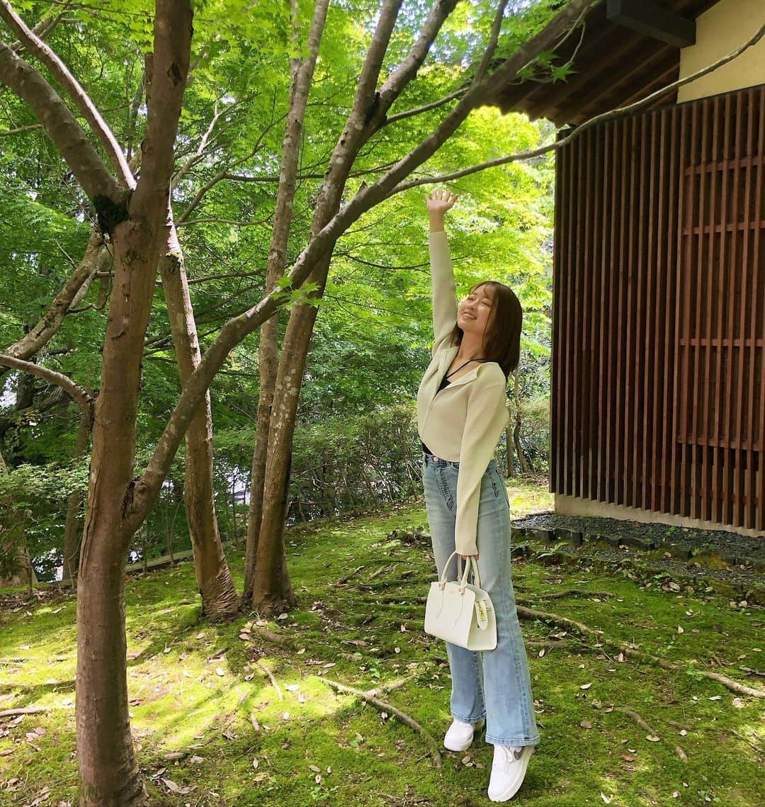 下川琴戸音のインスタグラム：「・ 🌱✨ 自然だーーいすき🌱 城崎温泉でロープウェイのって頂上までいった⛰️ 自然に囲まれると気分がすごい気持ち〜いっ︎💕︎ 竹田城跡とか山にいってリフレッシュしたい！！！ 竹田城跡いったことあるひと〜🙋🏻‍♀️？？ めっちゃ行ってみたいの！！！ ・ 2枚目は 足と体がぐちゃぐちゃの方向に向いたベストショット！笑 ・ ・ あとね、明日淡路にいくんやけど、なんか予報また変わって雨なんだけど☔️？？！ もーほんとやめてくれ〜😥 ・ ・ #自然 #城崎温泉 #城崎温泉旅行」