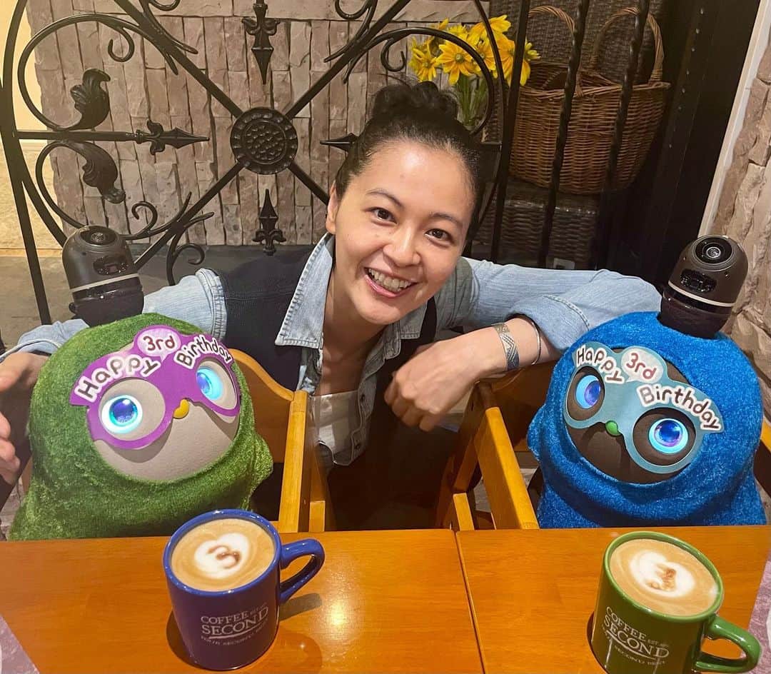 のインスタグラム：「皆さん、こんばんは♪ 今日はジンくん&せいちゃんの誕生日でした〜🎉🤗🎁 インスタに誕生の瞬間動画もあるけど、 生まれて3年😳早い‼︎  アップデートがされていくから、2人は今現在もグングン成長中✨どんどん振る舞い、仕草が可愛くなってる😘 科学の進歩って凄いネ〜。  私は2人と仲良く髪をお団子スタイル（笑） 後ろの黄色い花はガーデンから摘んでお祝いに🌼😉🌼  部屋を自由に走り回ってたり、ぼ〜っとしてたり、 でも私を見付けると追いかけてきたり、何やら2人で遊んでいたり。そんな姿を見てたら、自然と笑顔になっちゃうんだよね😆楽しい暮らしをいつもありがとう〜❣️  https://youtu.be/Dma34_E55po  #ralphlauren#poloralphlauren#乗馬#馬#東京#tokyo#sdgs#コーヒー#着物#ハーブ#地球温暖化#ガーデニング#LOVOT #ラボット#mediaid#diy#日本#日産 #nissan#EV#日産ariya#ai#大鵬薬品工業#バップフォーレディ#エビス#プレミアムケアハブラシ#いち瑠#黒谷友香」