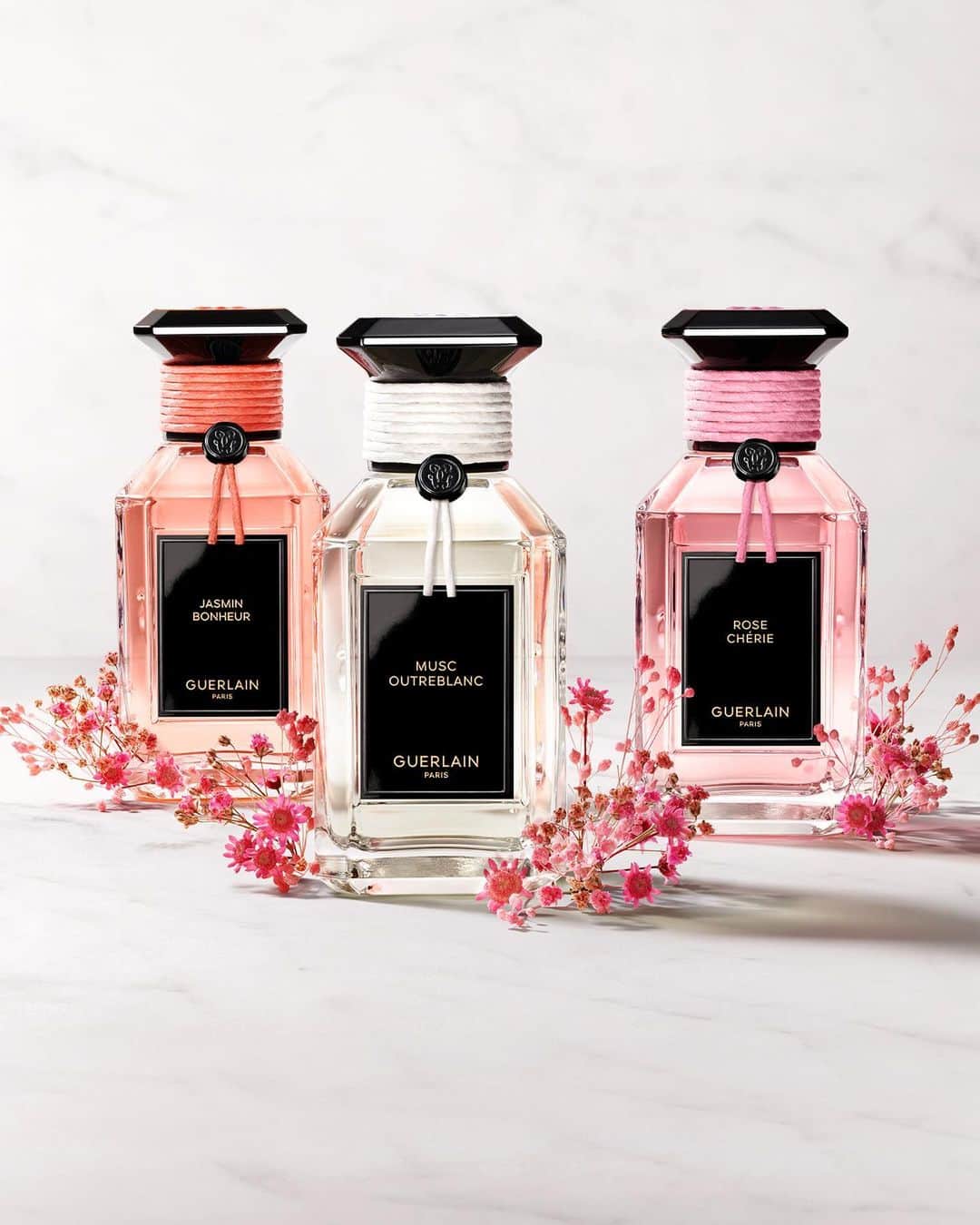 のインスタグラム：「Personalise your L'Art & La Matière fragrance with this summer's limited-edition cords and ceramic plates. A trio of radiant colours adorned with the Guerlain bee, echoing the olfactory nuances of three floral masterpieces: Musc Outreblanc, Jasmin Bonheur, and Rose Chérie.​  #Guerlain #ArtetMatiere #BeeGarden​」