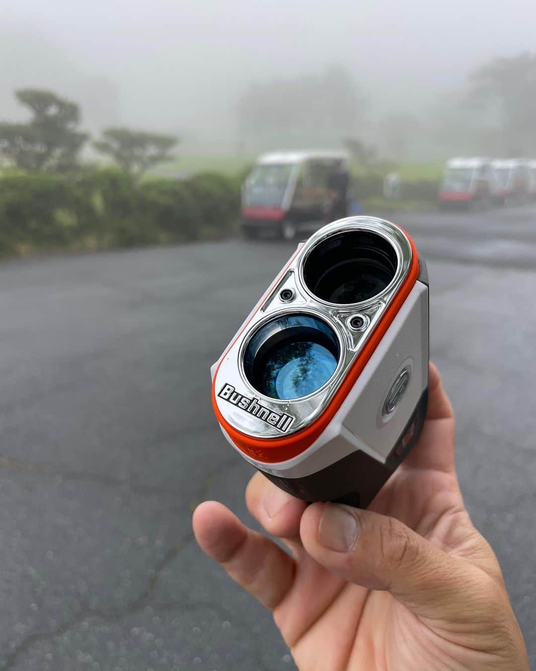 三浦辰施さんのインスタグラム写真 - (三浦辰施Instagram)「Bushnell GOLF からTour V6 SHIFT が出るぞー！！  発売時期は7月！！  1 、2 枚目は天気の良い晴れた陽の下で  3 からは雨の中での撮影 なんと言っても今までは、フラッグシップのXシリーズのみが完全防水でしたが 今回のTOUR V6 からVシリーズも生活防水こら完全防水になりました✌️  4 Bushnell BITE はもちろん強力に健在！  5 アイアンのフェースにつけても  6アイアンのフェースに乗せたまま捻ってももちろん落ちません　つか落ちたら泣く！😆  7 ラストショットはやっぱり雨ではなく青空の下で☀️  是非お試しください！  #BushNell #ピンシーカー #tourv6shift #たむプロ #三浦辰施 #ブッシュネル  #ピンシーカー #レーザー距離　#自然体スイング」6月25日 22時41分 - tampro.golf_diet