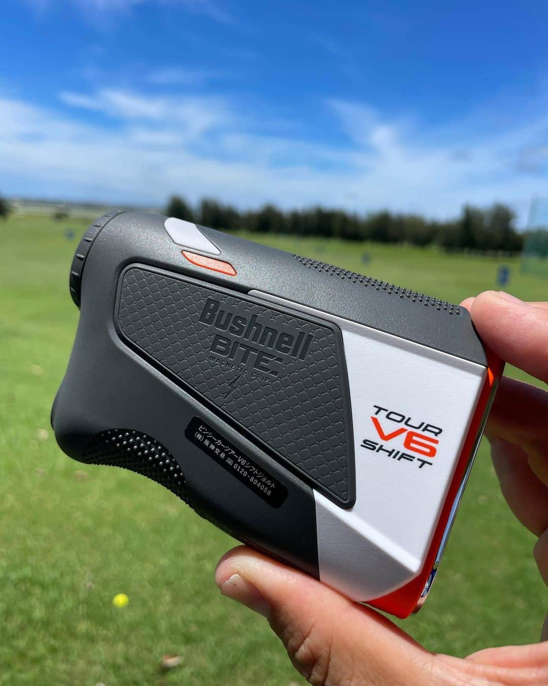 三浦辰施さんのインスタグラム写真 - (三浦辰施Instagram)「Bushnell GOLF からTour V6 SHIFT が出るぞー！！  発売時期は7月！！  1 、2 枚目は天気の良い晴れた陽の下で  3 からは雨の中での撮影 なんと言っても今までは、フラッグシップのXシリーズのみが完全防水でしたが 今回のTOUR V6 からVシリーズも生活防水こら完全防水になりました✌️  4 Bushnell BITE はもちろん強力に健在！  5 アイアンのフェースにつけても  6アイアンのフェースに乗せたまま捻ってももちろん落ちません　つか落ちたら泣く！😆  7 ラストショットはやっぱり雨ではなく青空の下で☀️  是非お試しください！  #BushNell #ピンシーカー #tourv6shift #たむプロ #三浦辰施 #ブッシュネル  #ピンシーカー #レーザー距離　#自然体スイング」6月25日 22時41分 - tampro.golf_diet