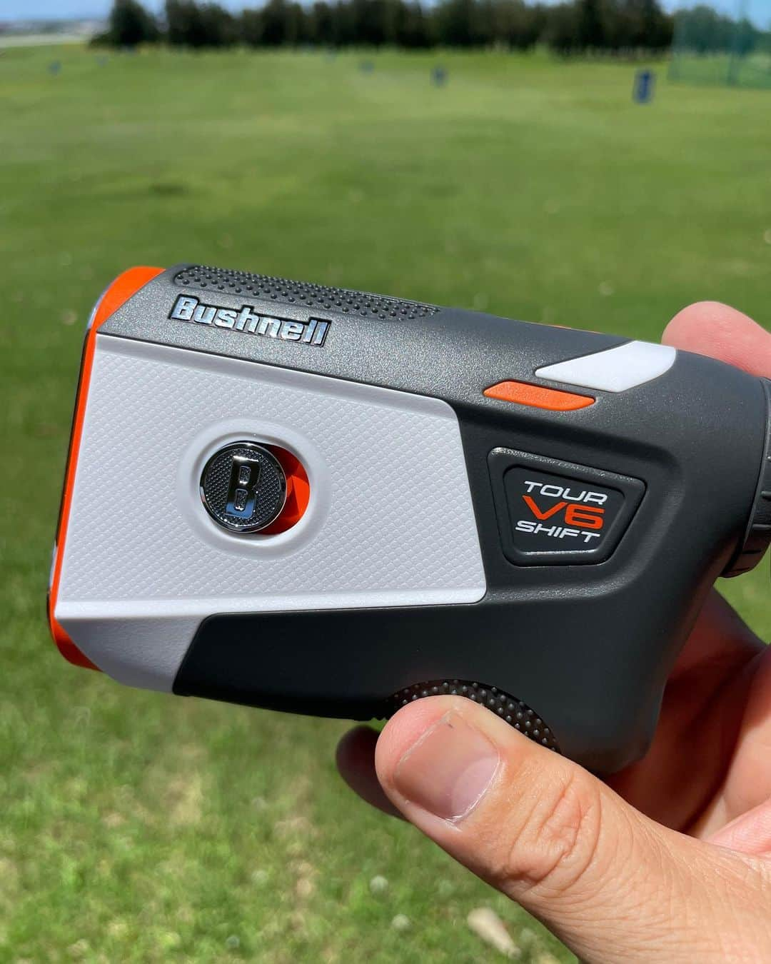 三浦辰施のインスタグラム：「Bushnell GOLF からTour V6 SHIFT が出るぞー！！  発売時期は7月！！  1 、2 枚目は天気の良い晴れた陽の下で  3 からは雨の中での撮影 なんと言っても今までは、フラッグシップのXシリーズのみが完全防水でしたが 今回のTOUR V6 からVシリーズも生活防水こら完全防水になりました✌️  4 Bushnell BITE はもちろん強力に健在！  5 アイアンのフェースにつけても  6アイアンのフェースに乗せたまま捻ってももちろん落ちません　つか落ちたら泣く！😆  7 ラストショットはやっぱり雨ではなく青空の下で☀️  是非お試しください！  #BushNell #ピンシーカー #tourv6shift #たむプロ #三浦辰施 #ブッシュネル  #ピンシーカー #レーザー距離　#自然体スイング」