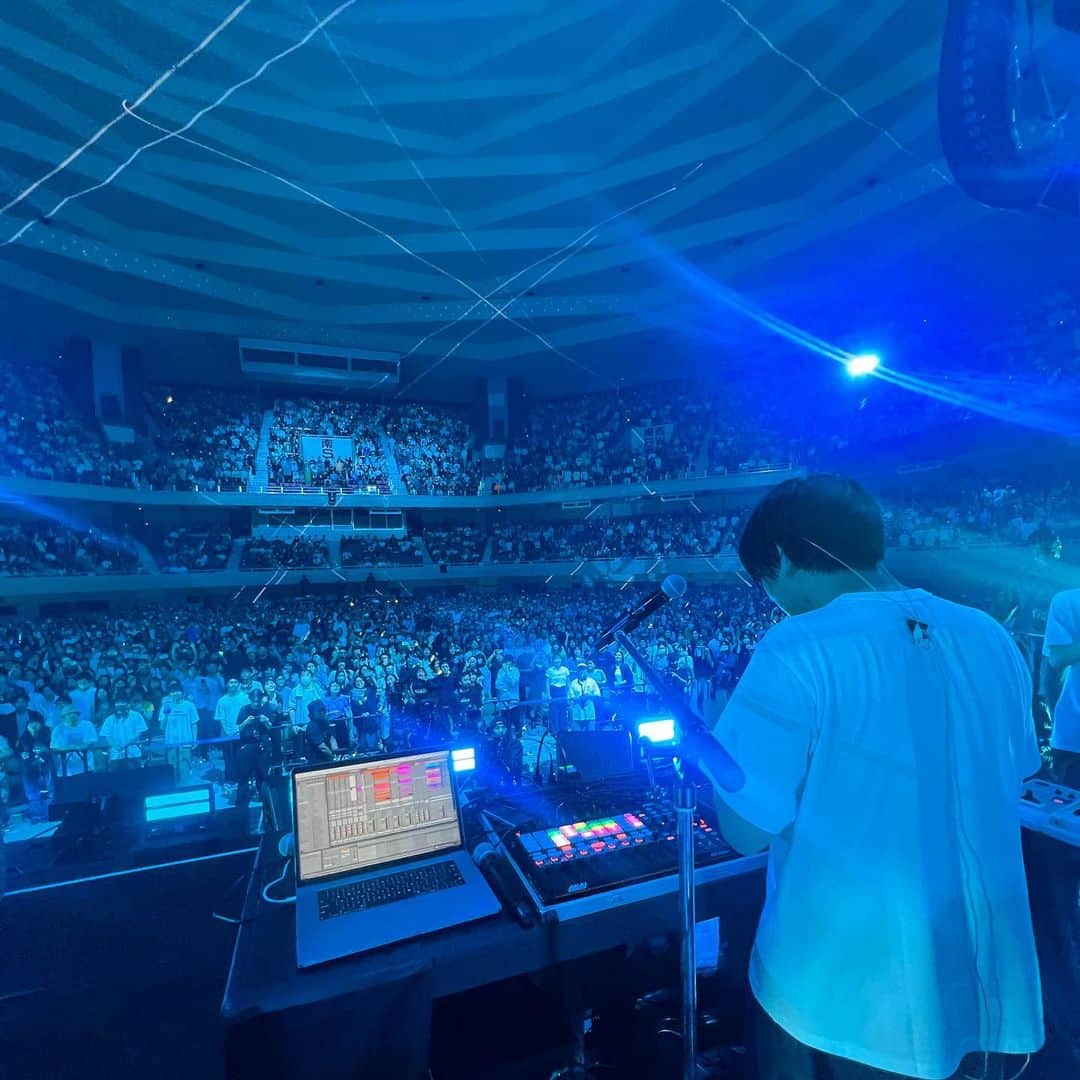 tofubeatsのインスタグラム：「@stuts_atik さんの日本武道館公演にゲストで出させていただきました。まさか自分が生きてる間にここに立てるとは思わなかったので本当にSTUTSさんには感謝です。 トラックメイカーがここまでの会場をソールドさせて3時間ライブをやるのは普通のバンドが武道館を埋めるのともまた違うことだと思いますし、こういうことが実現してることに自分も勇気づけられました。  とはいえここでもフリースタイルセッションタイムを設けるなど相変わらずのサディストぶりも健在で、当方もゼーハー言いながら4小節歌って気絶しかけました。打ち上げでは即ルーローハン食べてビール飲みまくって床に座りながら皆にありがとう〜！と感謝していたのも最高でした。STUTSさん本当にお疲れ様でした！」