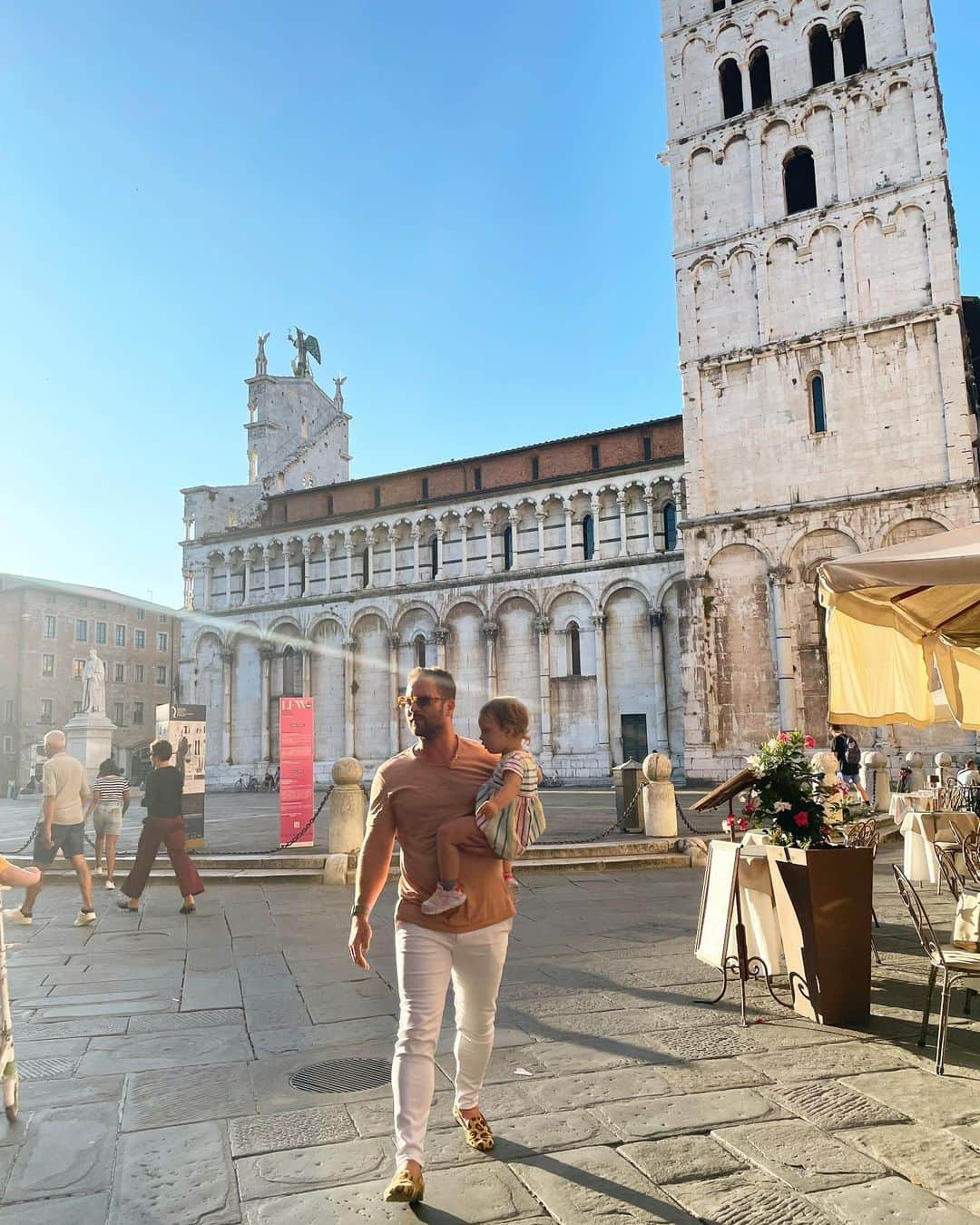 Samuel Lippkeさんのインスタグラム写真 - (Samuel LippkeInstagram)「One of my favorite places on earth. Lucca Italy. 4 years ago Ksenia and I got married here and all of our favorite people came to celebrate in this walled city. Built originally by the Roman's in the 3rd century BC there have been some facelifts and improvements... most notably gelato and wine shops on every corner. #thelippkesinitaly #thelippkes」6月25日 22時47分 - samuel.lippke