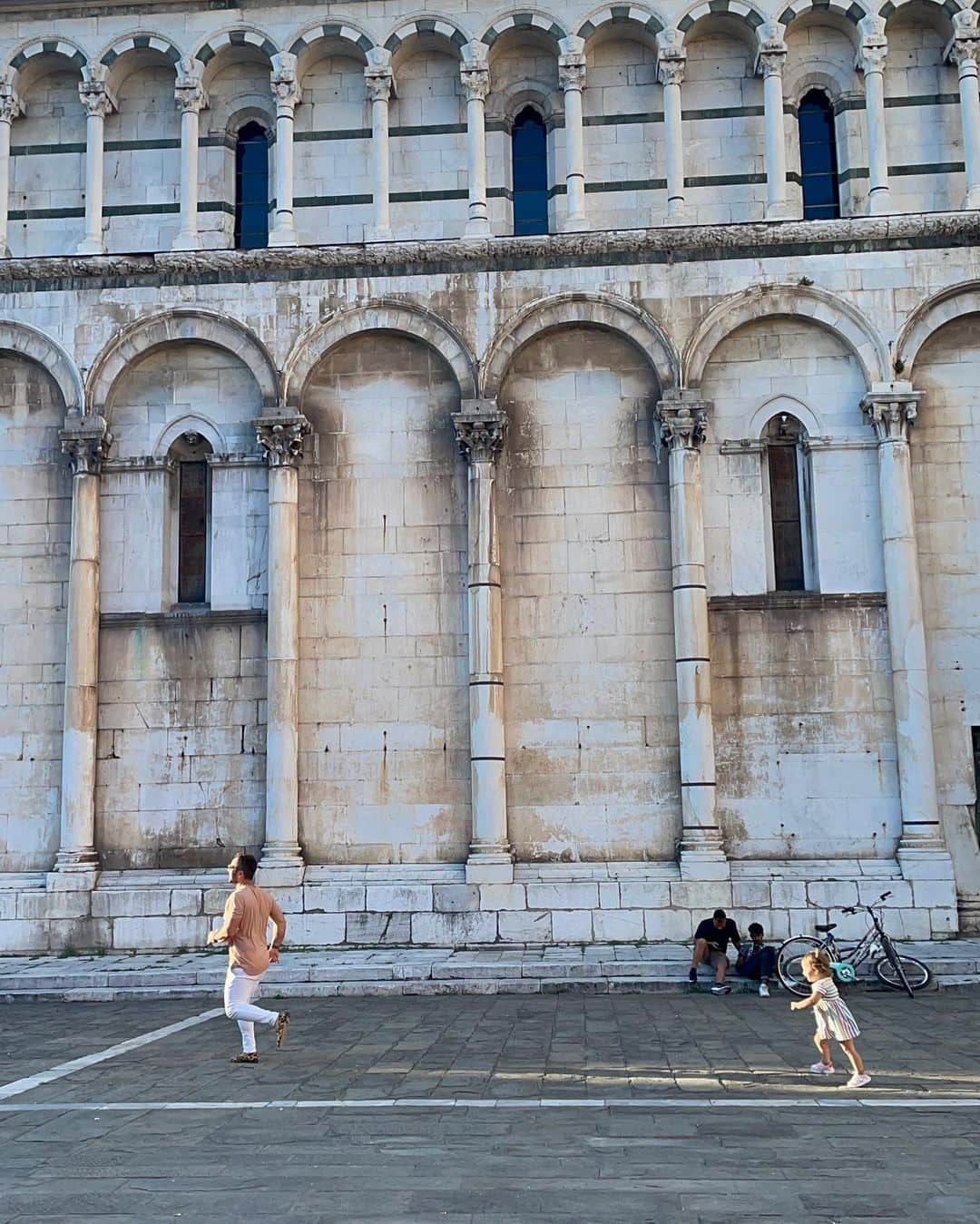 Samuel Lippkeさんのインスタグラム写真 - (Samuel LippkeInstagram)「One of my favorite places on earth. Lucca Italy. 4 years ago Ksenia and I got married here and all of our favorite people came to celebrate in this walled city. Built originally by the Roman's in the 3rd century BC there have been some facelifts and improvements... most notably gelato and wine shops on every corner. #thelippkesinitaly #thelippkes」6月25日 22時47分 - samuel.lippke