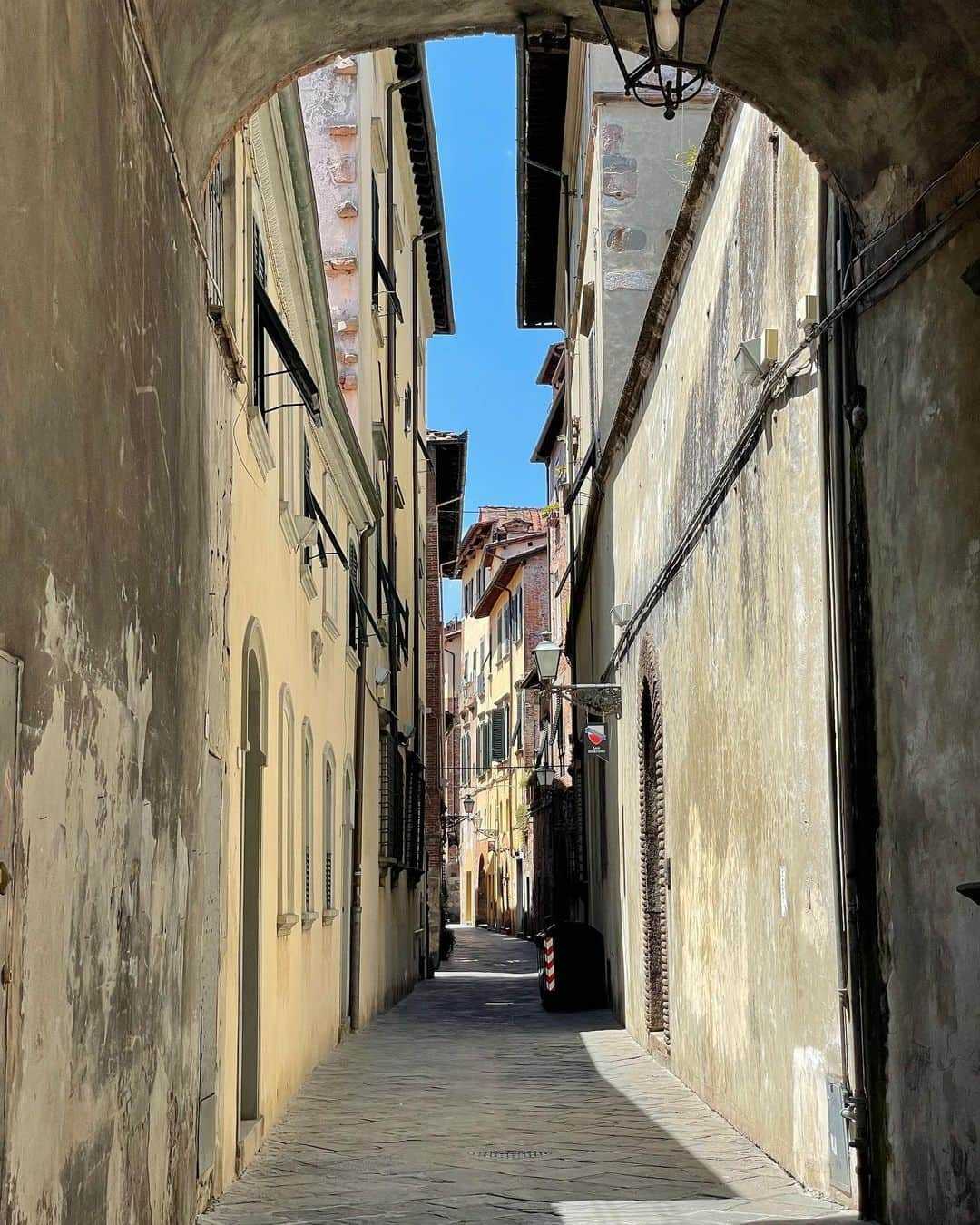 Samuel Lippkeさんのインスタグラム写真 - (Samuel LippkeInstagram)「One of my favorite places on earth. Lucca Italy. 4 years ago Ksenia and I got married here and all of our favorite people came to celebrate in this walled city. Built originally by the Roman's in the 3rd century BC there have been some facelifts and improvements... most notably gelato and wine shops on every corner. #thelippkesinitaly #thelippkes」6月25日 22時47分 - samuel.lippke