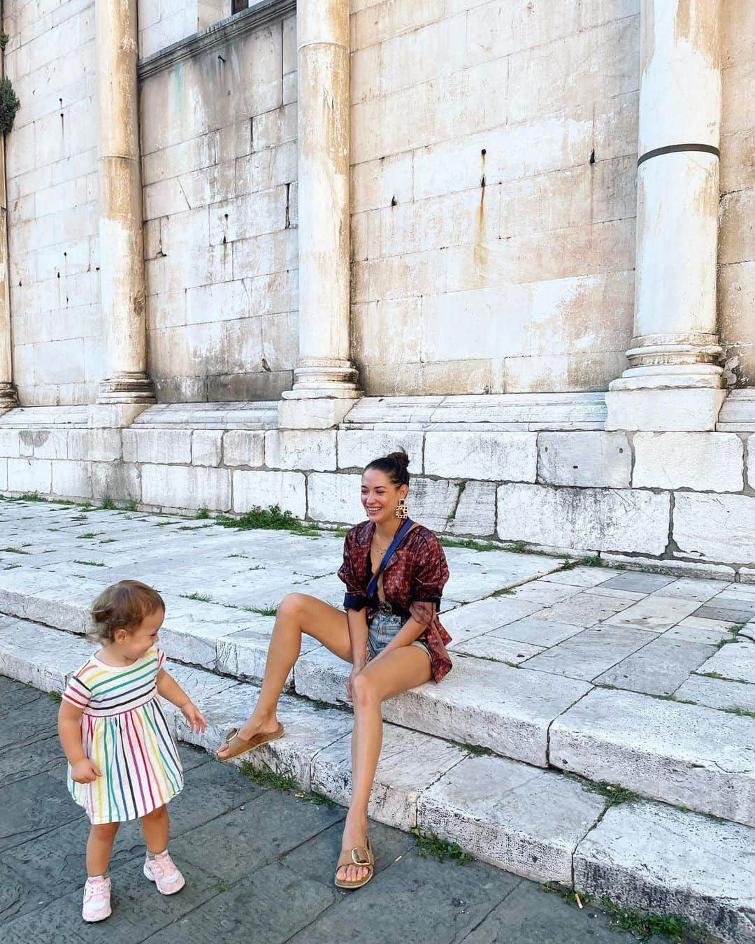 Samuel Lippkeさんのインスタグラム写真 - (Samuel LippkeInstagram)「One of my favorite places on earth. Lucca Italy. 4 years ago Ksenia and I got married here and all of our favorite people came to celebrate in this walled city. Built originally by the Roman's in the 3rd century BC there have been some facelifts and improvements... most notably gelato and wine shops on every corner. #thelippkesinitaly #thelippkes」6月25日 22時47分 - samuel.lippke