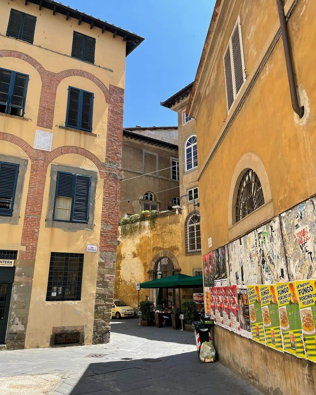 Samuel Lippkeさんのインスタグラム写真 - (Samuel LippkeInstagram)「One of my favorite places on earth. Lucca Italy. 4 years ago Ksenia and I got married here and all of our favorite people came to celebrate in this walled city. Built originally by the Roman's in the 3rd century BC there have been some facelifts and improvements... most notably gelato and wine shops on every corner. #thelippkesinitaly #thelippkes」6月25日 22時47分 - samuel.lippke