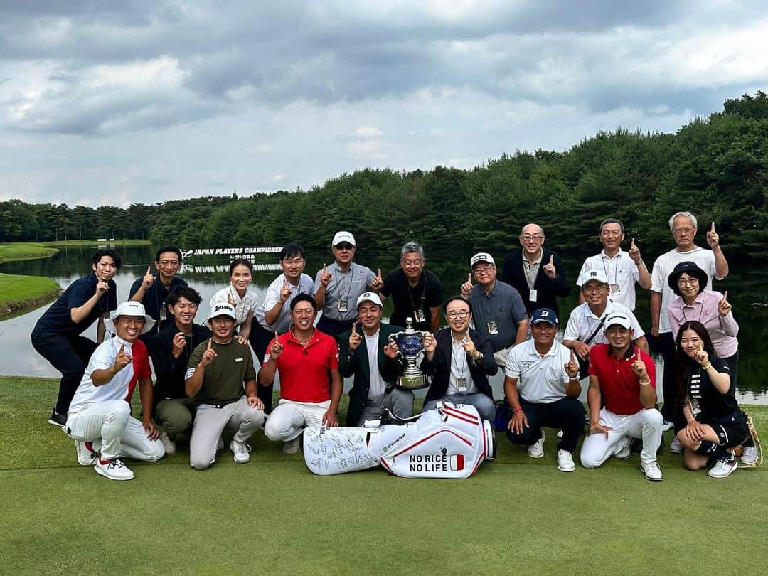 宮里優作さんのインスタグラム写真 - (宮里優作Instagram)「JAPAN PLAYERS CHAMPIONSHIP  By サトウ食品が終了しました‼️  沢山のギャラリーの皆様に応援して頂き感動でした😭  サトウ食品様、今年もJPCを応援して頂き本当にありがとうございました😭🙏 サトウ食品様の熱い男子ゴルフ推しがあるからこそ、この大会が成功に終わりました‼️  コースを提供して頂いた西那須野カントリークラブの皆様、選手の高い技術を引き出してくれるコースコンディション、コースセッティング、 本当にありがとうございました‼️  放送して頂いたabematvの皆様、様々な角度から選手の良さを放送して頂きありがとうございました‼️  運営協力頂いたDSE様、ありがとうございました‼️  JGTOの皆様、選手のサポートを本当にありがとうございました‼️  協賛頂いたスポンサーの皆様、ありがとうございました‼️  ギャラリーの皆様、沢山の応援ありがとうございました‼️  そして、、、 選手の皆様‼️ 本当にありがとう🙏🙇 1人1人が主役になってくれて本当にありがとう🙏😭  最後に谷原さん、、、 「優勝　俺」🤣 本当におめでとうございます‼️  この大会に携わって頂いた全ての方々に感謝です🙇😭🙏  @sato_foods  @horai_nishinasunocc  @abema_official  @japangolftour」6月25日 22時50分 - yusakumiyazato_official