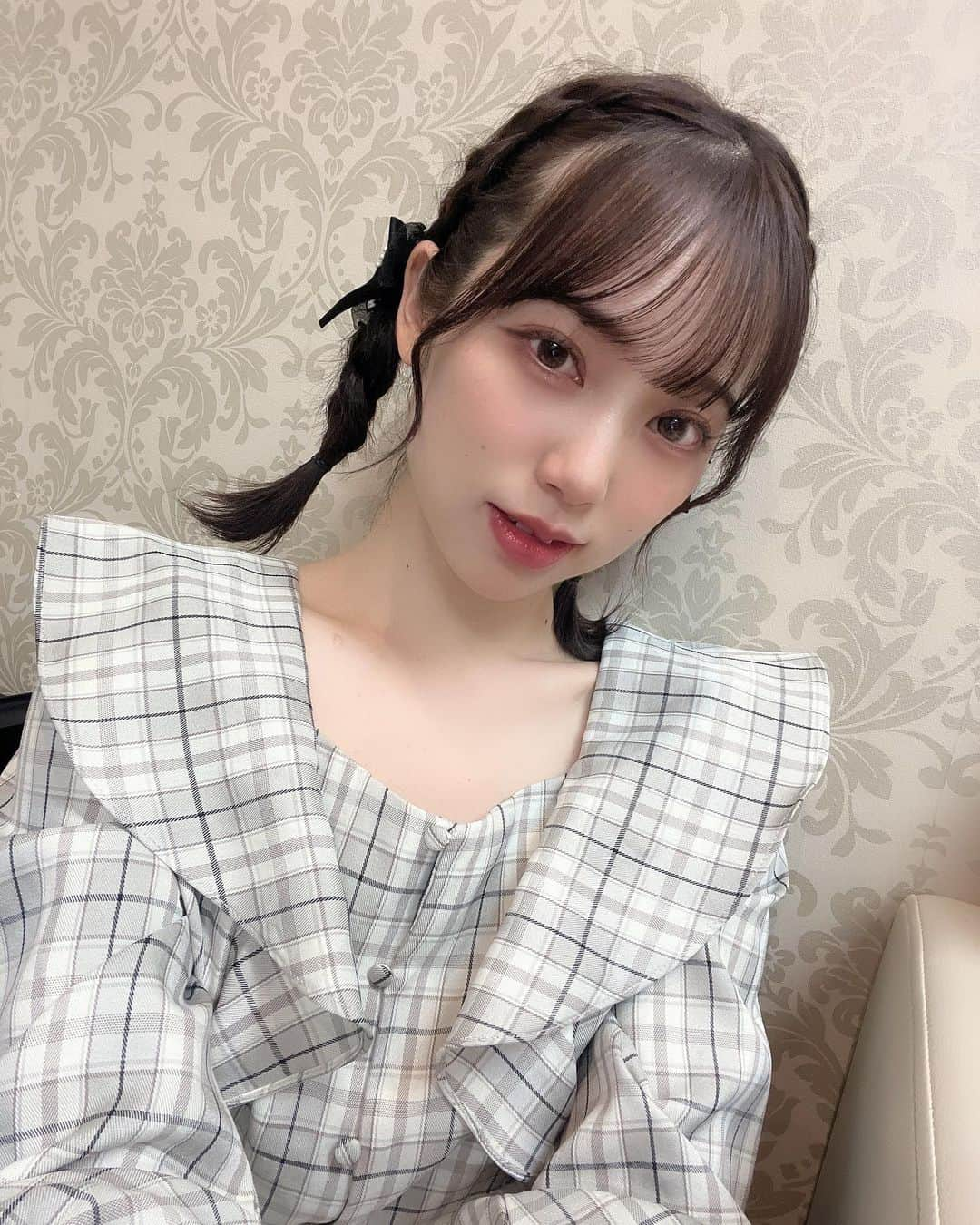 是枝優美のインスタグラム：「編み込まれさん🩶  初めての髪型アレンジしてみました！ちょっと前の写真👧🏻  #selca #selfie #셀카 #셀카그램 #today #ootd #dailylook #instagood #instalike #instafashion #followme #outfit #今日のコーデ#インスタ映え #アイドル #idol #japaneseidol #japanesegirl #マイディア #是枝優美 #ヘアアレンジ #自撮り女子 #推してください」