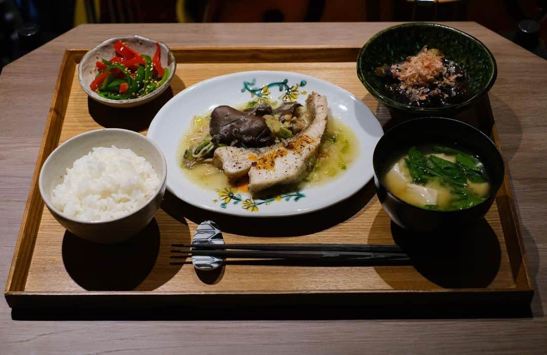 休日課長さんのインスタグラム写真 - (休日課長Instagram)「日曜の晩御飯。我ながら上出来でした。ごちそうさまでした！  #自炊 #ひとり #ごはん #スズキとネギときのこをストウブで蒸したの #ピーマンのナムル #ナスの煮浸し #豆腐とルッコラの味噌汁」6月25日 22時52分 - kyujitsu_kacho