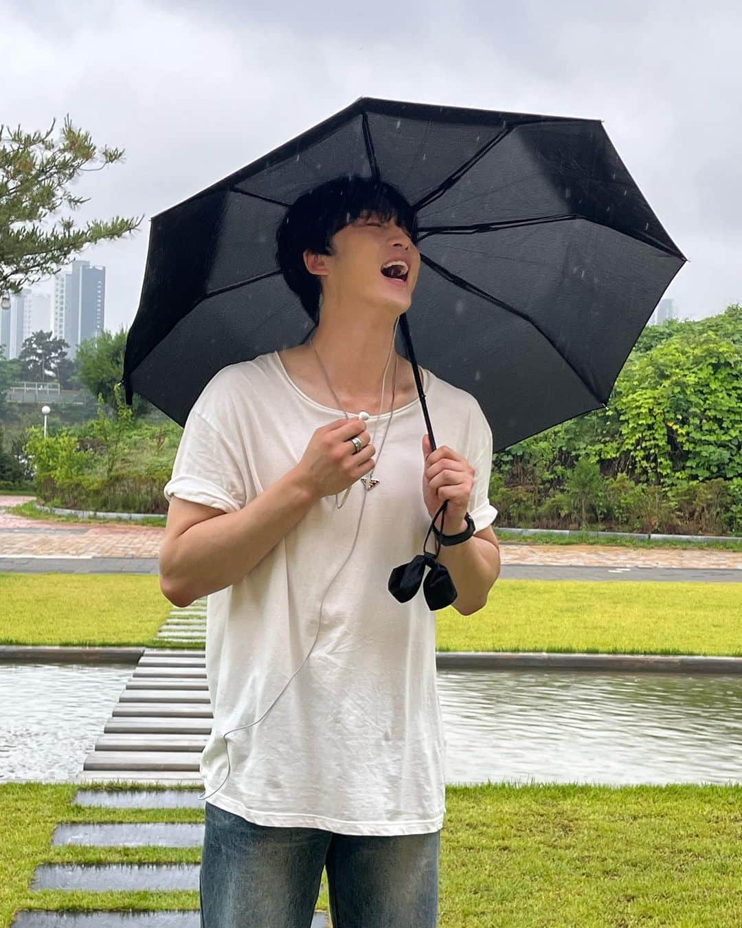 キム・カンミンさんのインスタグラム写真 - (キム・カンミンInstagram)「비 오는 날 ☔️ 💜」6月25日 23時03分 - kangmeen