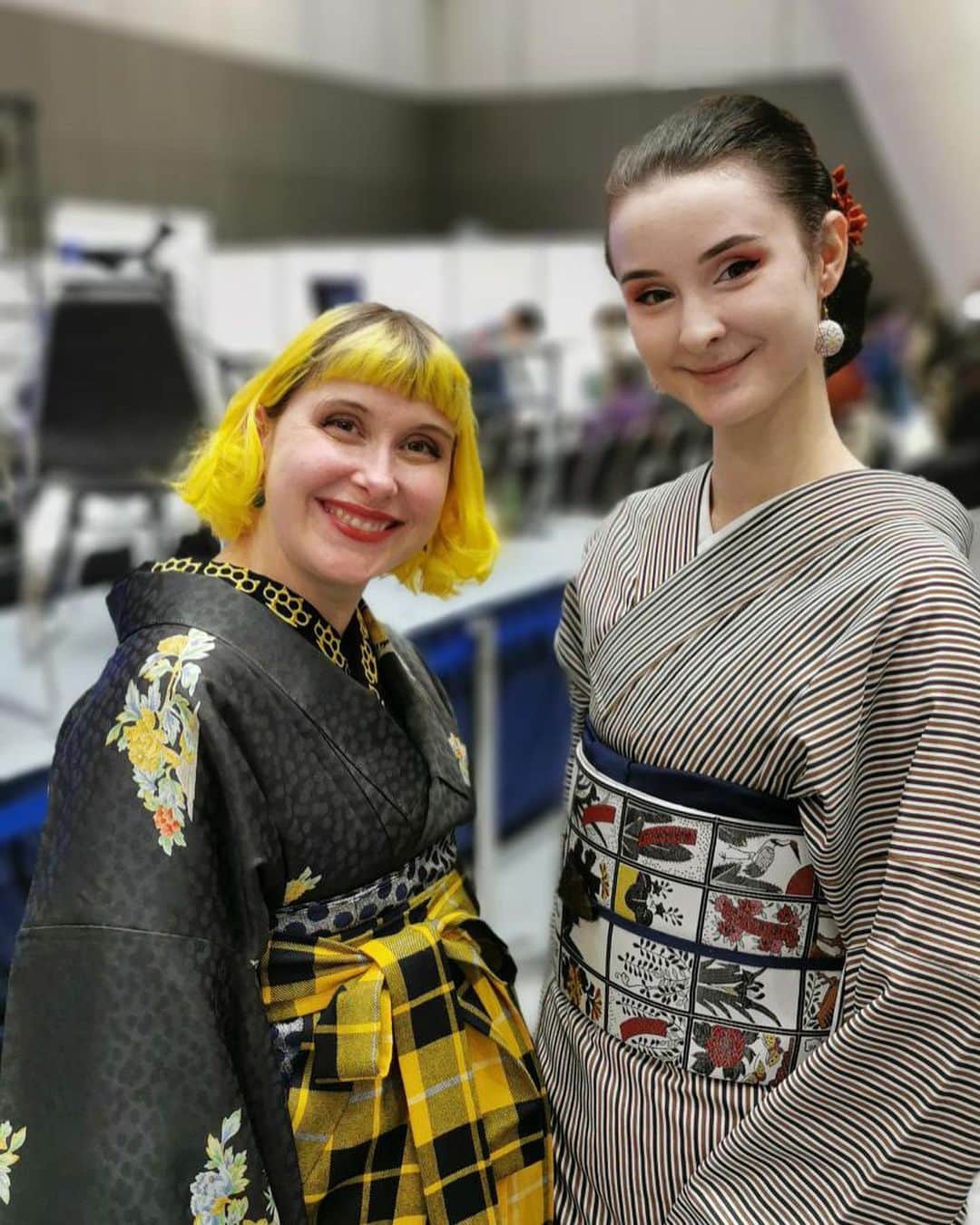 Anji SALZのインスタグラム：「Totally forgot to post these from last autumn when I met @asayuri_rin and @teawitchjo 😂 That’s how lazy I got with social media 😴😝 Loved the hanafuda obi btw! And always so nice to see other kimono friends at events ❤️‍🔥  #kimono #japan #japanesekimono #kimonoevent #kimonosalone #kimonostyle #hakama #pregnancyfashion #tokyofashion #和装 #和服 #着物 #着物コーディネート #きものサローネ #普段着物 #袴 #妊婦コーデ」