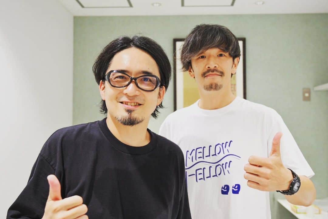 荒井岳史さんのインスタグラム写真 - (荒井岳史Instagram)「4月のITa FESから始まって、5月はソロウフェローで弾き語り2マンツアー、そして6月はメロウフェロー。 まったく濃い3ヶ月でした。  引き続きよろしくね、スター。  諸々お疲れ様でした。  #フルカワユタカ #荒井岳史 #dopingpanda #thebandapart #mellowfellow」6月25日 23時00分 - takeshi_arai