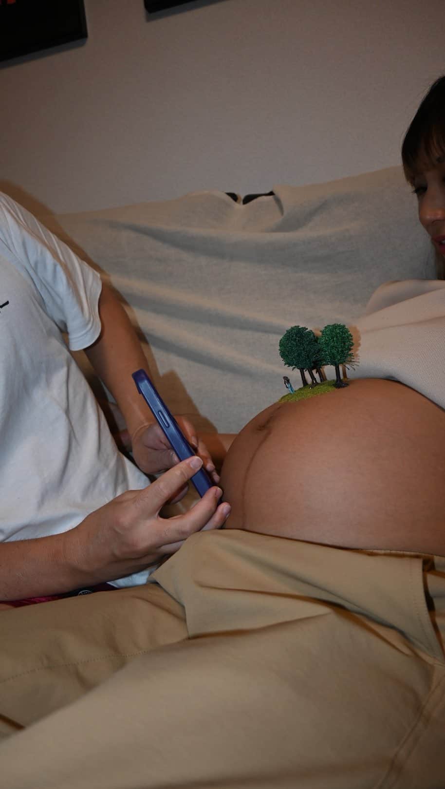 古賀あかねのインスタグラム：「妊娠34wの休日の遊び🚁 @hiroto_kondo  と小さな世界つくった。 名付けてジオラマタニティ🫰🏽ジオラマ好き  #matanity #matanityphoto #pregnant #pregnantlife #pregnantphoto #pregnantstyle #34w #34weeks #マタニティ #マタニティフォト」