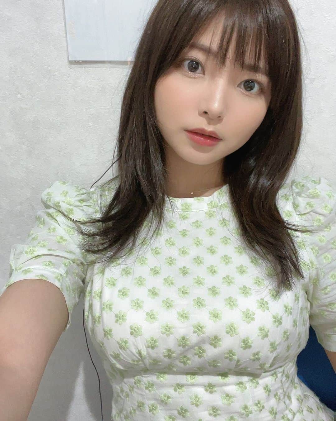 西谷麻糸呂のインスタグラム：「@gunhee_tokyo でカットカラーして頂きました✂︎  同じ髪型飽きたので久しぶりにレイヤー入れてもらいました🌱(少しの変化でも気分上がる) 全体的に軽くなって嬉しい☺️  カラーはお気に入りのオリーブアッシュで落ち着いた雰囲気にしてもらいました🫒  キホさん @kiho12_gunhee  いつもありがとうございます😊」