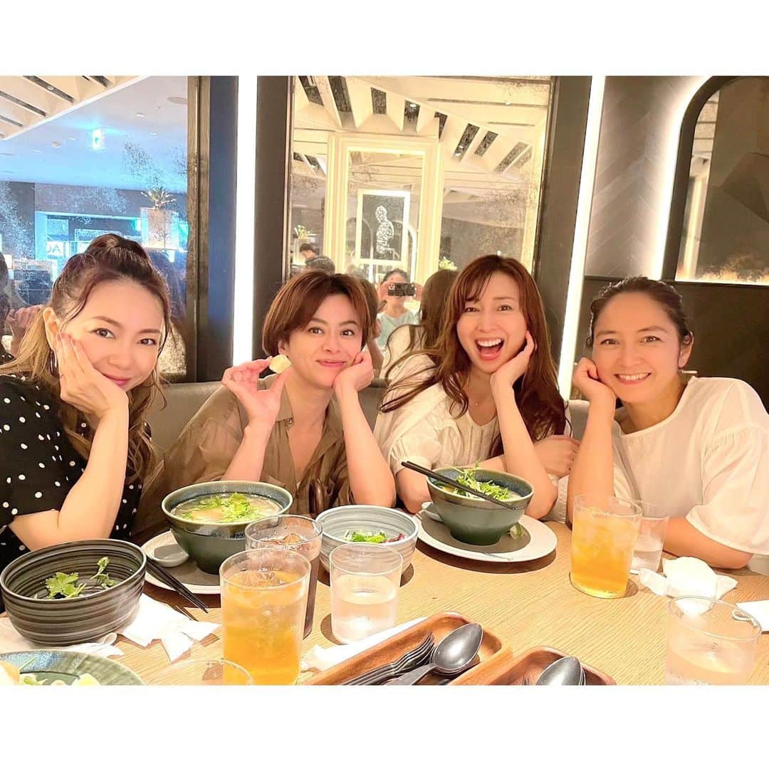 中野公美子のインスタグラム：「先日のOPD(大阪パフォーマンスドール) ランチにて💛 私1人めちゃ笑ってる😆 1枚目と2枚目の差よ！笑  #大阪パフォーマンスドール #opd #opd会 #1人大口開けて笑ってる #無邪気かよ #ランチ会 #アラフィフグループ　笑」