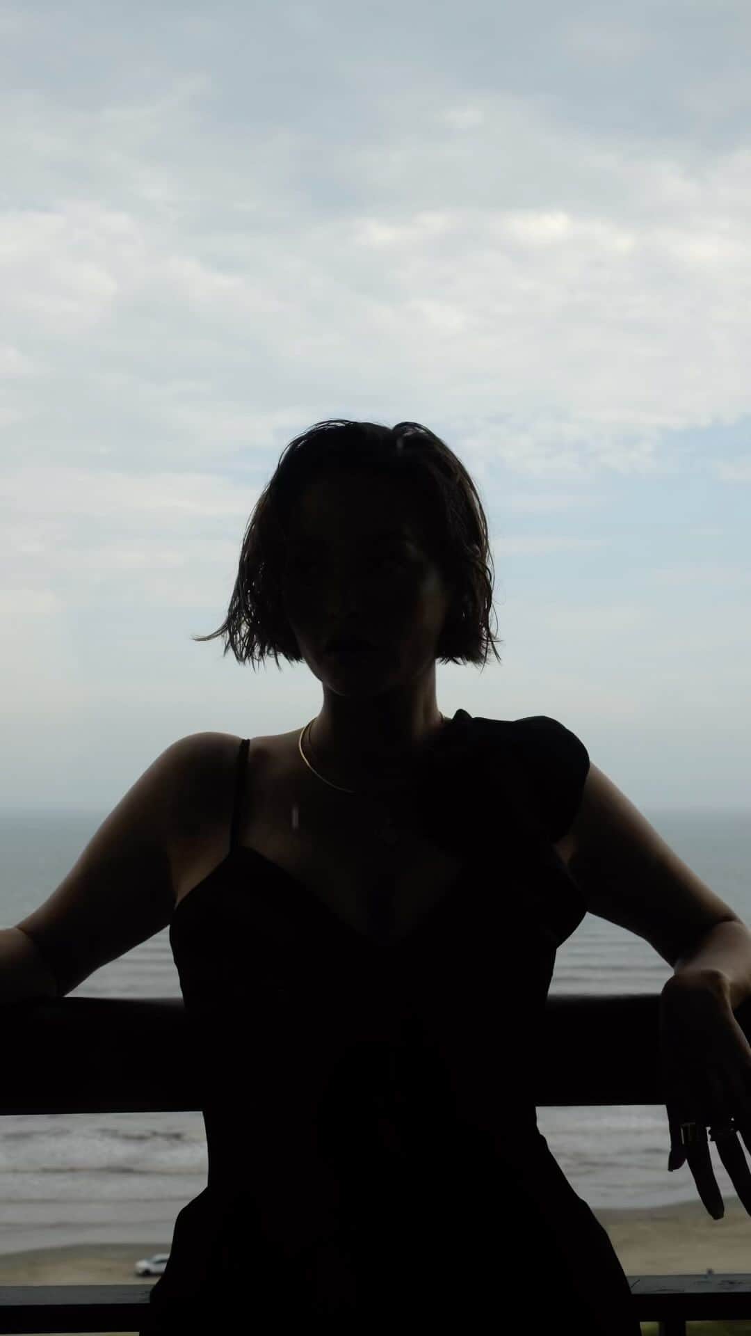 テイラー・ラシェのインスタグラム：「in between blues」