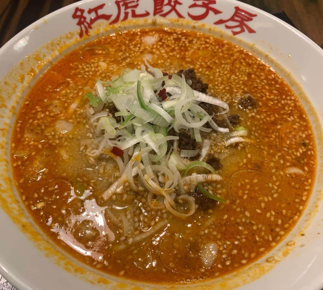 のインスタグラム：「昼飯！！ #今日は #幕張出番！ #合間は #家族と #山添寛とランチ！ #紅虎餃子房 さん！ #白ごま坦々麺！ #ずっと坦々麺食べたかった！ #うまいー！ #マイルドな辛さが良い！ #半チャーハン！ #ほな普通のやつは #全チャーハンかい #と何度心の中で思ったやろうか！ #餃子！ #一つがでかいのよ！ #僕を持ってしても二口よ！ #イカエビ春巻き！ #パリパリで何本でも食べれる！ #もう腹いっぱい！ #これをなんと #山添寛がおごってくれました！ #こんなこと今までなかった！ #長い付き合いで初めて！ #まずおれら家族から好感度あげようとしてる！ #まだまだやで！ #でもごちそうさん！」