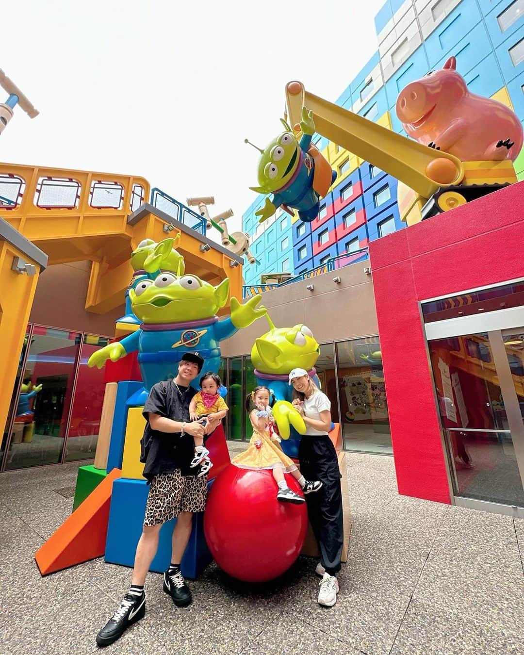 ?Yukihiro Ito?のインスタグラム：「🐭🏰🥳 ・ ・ Disney Land & Disney Sea in 伊藤家👨‍👩‍👧‍👦 ・ ・ いい写真がありすぎて まずは家族ver.で🙄笑 ・ ・ 始まりは @sheryl.0320 から 4月に『トイストーリーホテル取れた😆』 っていう連絡から😇 ・ ・ 6月って梅雨やから取れたんちゃうん？？🙄 ・ ・ ってゆーてたけど うちは晴れ家族なので問題無し☀️ ・ ・ 結局週間天気予報の☔️を もろともせず余裕の☀️&☁️どまり😘 ・ ・ って事で 1日目 ディズニーランド 2日目 ディズニーシー 行ってきました😆 ・ ・ 結論くっっっそ疲れた😇笑 でも、子供の笑顔が山盛り見れたので それの為だけに来たと思えば疲れもok😆 ・ ・ 子供の純粋なキラキラした目が 最高に感動しました😭🥺 ・ ・ 大人だけで行くことは一生ないと思うけど 子供が行きたいって言ったらまた行くかな🙄笑 ・ ・ フロリダにあるディズニーワールドは 東京ディズニーランドの260倍あるって知って ちょっと興味あります🙄笑 ・ ・ 久しぶりに長い事キャプション書いたけど 記録用って事で👋 ・ ・ ・ #ディズニーランド #ディズニーシー #東京ディズニーランド #disneyland #disneysea #Disney #トイストーリーホテル #家族旅行 #旅行 #trip #トイストーリー」