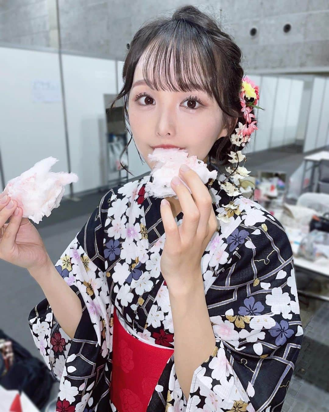 福田朱里さんのインスタグラム写真 - (福田朱里Instagram)「たべてばっかりのひと7枚。 モグモグ中って、へんがおばっかなるから怪獣みたいだね🐙☁️  #わたあめ #たこやき #アイドル #浴衣 #浴衣ヘアアレンジ #浴衣アクセサリー #浴衣女子 #もぐもぐ #ごはん #浴衣ヘア #大阪 #たこ焼き #お祭り #綿あめ #ootd #osakajapan #osakafood #osaka #osakatrip #japanesegirl #japaneseculture #yukata #kimono #japan #makeup #cottoncandy #takoyaki #japanesefood #japantrip #japantravel」6月25日 23時05分 - akaringo_stu48