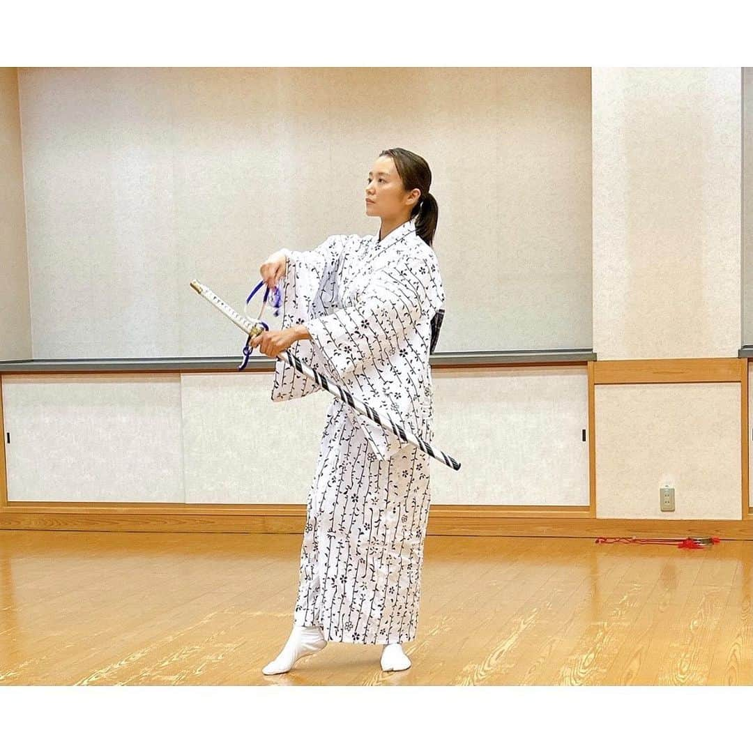 真下玲奈のインスタグラム：「今日も朝から晩まで日本舞踊でした😆🙌  国立劇場の本番に向けて、 今日は大きなお稽古場で浴衣会でした〜！ パワー溜めるために いっぱいおにぎり食べた笑  「阿国風流」は阿国の恋人、山三に扮した阿国を演じたり、 阿国を演じたり、 男の踊りと女の踊り両方踊ります。  後1ヶ月だ！！  ⚫︎詳細⚫︎ 2023/7/31(月) 国立劇場　小劇場　  一部 13:00〜/二部 16:00〜 入場料5000円（一部、二部通し券となります） 自由席  私が踊ります「阿国風流」は 出雲阿国という、今の歌舞伎の元となっている、かぶき踊りという踊りを作り出した女芸人の恋模様を踊ります。（出演時間は17:00〜17:20を予定）  チケットはDMください  #日本舞踊 #花柳流 #かつら合わせ #オーダーメード #日本文化 #japanesetraditionaldance  #kimono  #yukata #katana #katsura #阿国風流 #阿国山三」