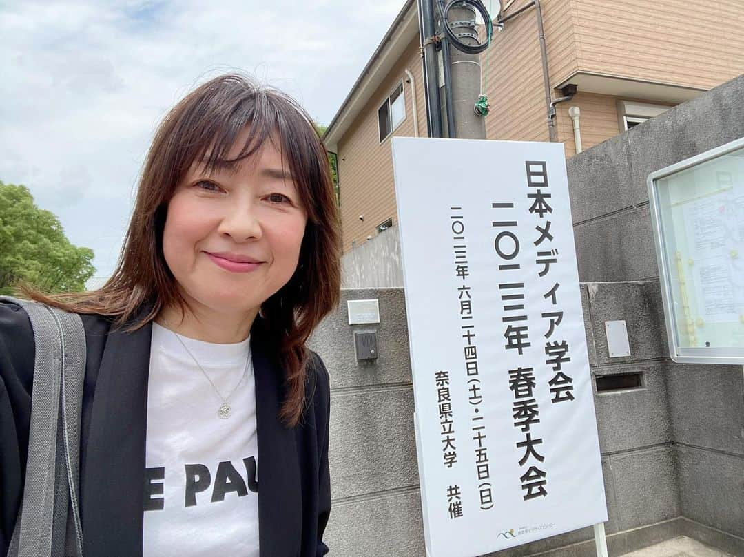 小西美穂さんのインスタグラム写真 - (小西美穂Instagram)「きのうは奈良県立大学で行われた学会に行ってきました🦌🚃🏫 私は去年できたばかりの「ジェンダー研究部会」に所属しているのですが、今回「メディアと多様性」をテーマにシンポジウムを初開催。会場は200人を超える盛況ぶりで準備してきた甲斐がありました。 早大大学院でお世話になった先生方にもたくさん再会できたことも嬉しかった！！実りある会になりました！  #奈良県立大学 #学会 #ジェンダー #メディア」6月25日 23時05分 - mihokonishi69