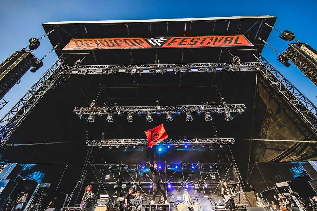 Crossfaithさんのインスタグラム写真 - (CrossfaithInstagram)「DEAD POP FESTiVAL 2023 ありがとうございました！ 「解」の名通りの光景を作り上げられたかと思います😈  Thank you @deadpopfest_official for having us! You guys have been crazy in last few years but you went extra CRAZY tonight!  Photo by @cazrowaoki」6月25日 23時13分 - crossfaithjapan