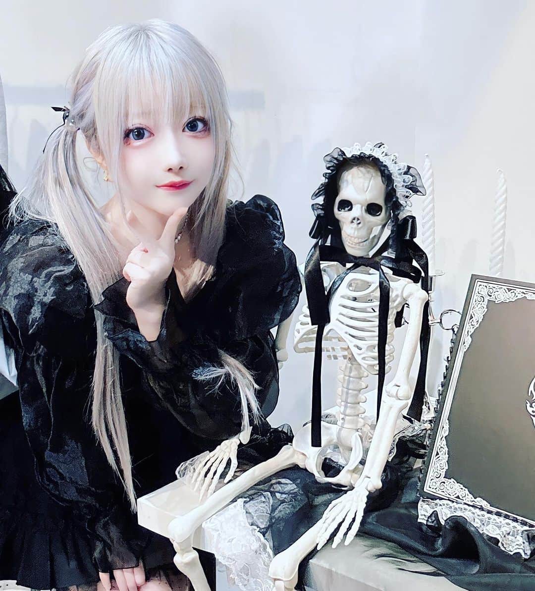 ふぇりすみにょんのインスタグラム：「♡。　 ・ﾟ♡. ♡  ♡゜　 ﾟ♡゜ 　ﾟ ♡ ♡* 　　💀🩶　　♡  ♡ ♡ 　 ♡。 　　　。♡゜ 　　゜♡;　　;♡゜ 　　　　 ﾟ♡゜  #コスプレイヤー #コスプレ女子 #model #cosplay #cosplaygirl #cosplayer #japanese #japanesecosplayer #japanesecosplay #cosplayersofinstagram #코스플레이어 #角色扮演者 #角色扮演#ホワイトカラー #white」
