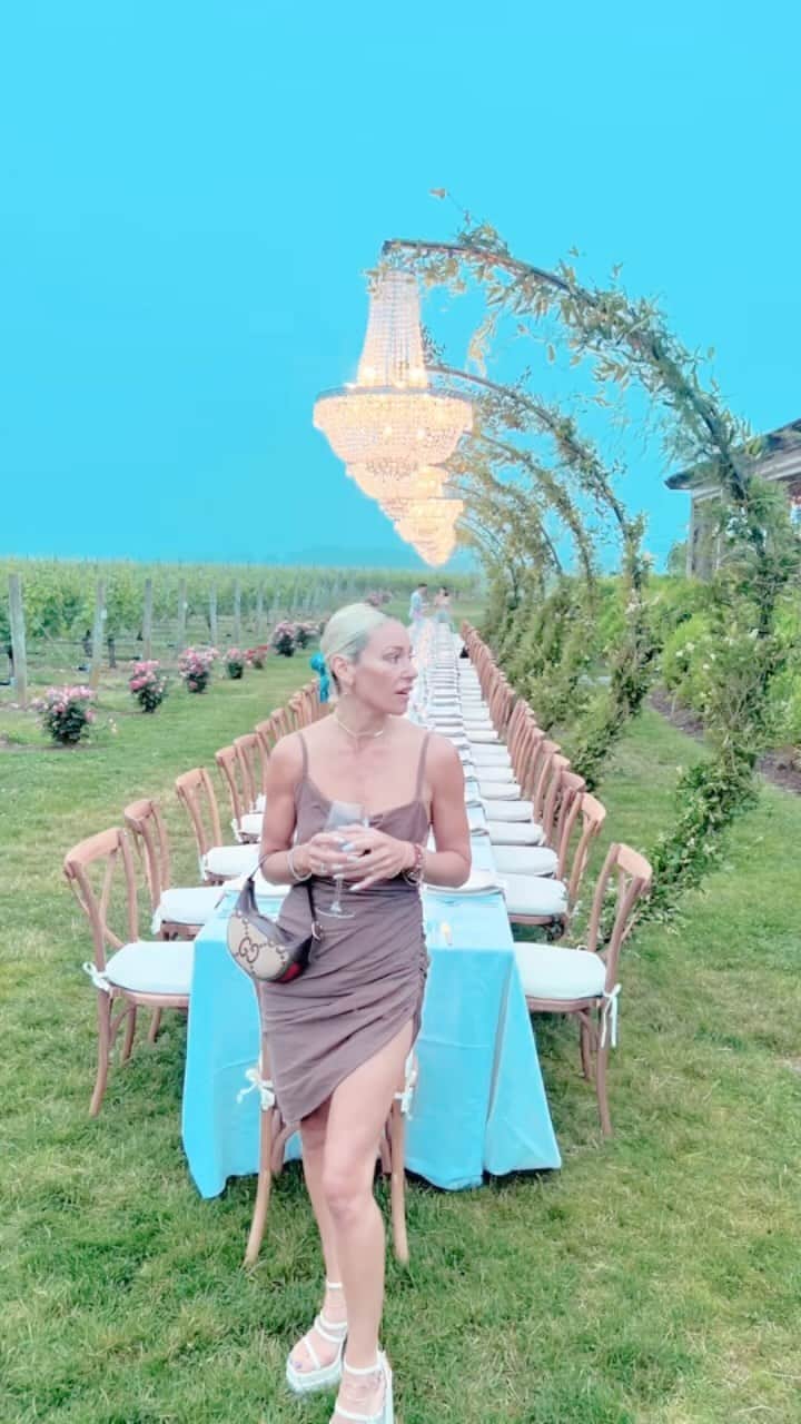 ベン・ワッツのインスタグラム：「Fantastic evening @wolfferwine thanks for having us @xgabriela #hamptons #summer #benwatts #wolferestatevineyard」