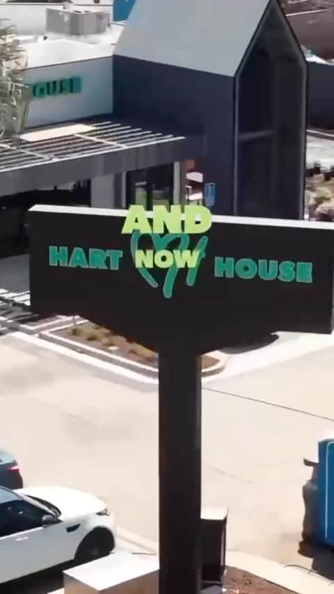 ケビン・ハートのインスタグラム：「2 NEW HART HOUSES IN LESS THAN 30 DAYS?!?🔥 LETS GOOOO.   Our USC Grand Opening was amazing from the line around the block, to special appearances from USC student athletes, to our charity partners and all of new Southeast LA/DTLA neighbors... we are live!!!   Now open 7 days a week 11AM-10PM 💚💚💚 📍3726 S. Figueroa St. #HartHouse #EatYourHartOut @myharthouse」
