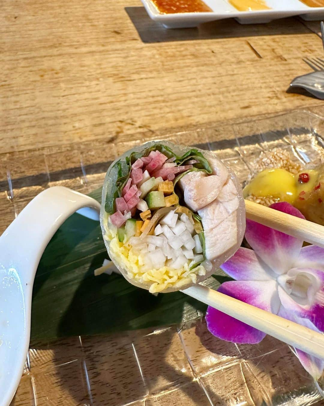 イトウジュン（タイ料理研究家）さんのインスタグラム写真 - (イトウジュン（タイ料理研究家）Instagram)「横浜駅西口徒歩3分 【プーケットオリエンタル横浜】　@phuketoriental_yokohama  天才シェフが作る究極のタイ料理を食べに〜 バースデー女子会でした まずは前菜から紹介 ★発酵トマト🍅と塩麹卵黄の青パパイヤサラダ #ソムタム 発酵トマトって甘味と酸味が濃厚 そして卵黄がたまらなく濃い旨みです ソムタム好きには絶対食べてほしいです ★前菜盛り合わせ トリュフ入りシュリンプトースト #カノムパンナークン  タイ料理で人気の　#エビトースト です 全然油っぽくなくてエビがぎっしり🦞 生春巻きにも具材はぎゅーぎゅーです ★生ハムとマンゴー🥭の生春巻き マンゴーの甘さが春巻きにこんなに合うなんて❣️ ★海鮮たっぷり国産春雨のサラダ #ヤムウンセン こちらもタイ料理では定番 エビ、イカ🦑、アサリがたっぷりです  次の投稿に続く❣️  #プーケットオリエンタル  #横浜グルメ  #横浜西口グルメ  #横浜カフェ  #横浜駅グルメ  #横浜駅タイレストラン #タイレストラン横浜 #鬼塚シェフ  #カジュアルダイニング #ドリンクバー #横浜女子会 #テーブルアート #タイ料理好き #タイ料理研究家イトウジュン  #イトウジュン #グルメスタグラム  #横浜駅西口グルメ  #外さない店  #インスタ映え  #バースデースイーツ」6月25日 23時29分 - junito.13