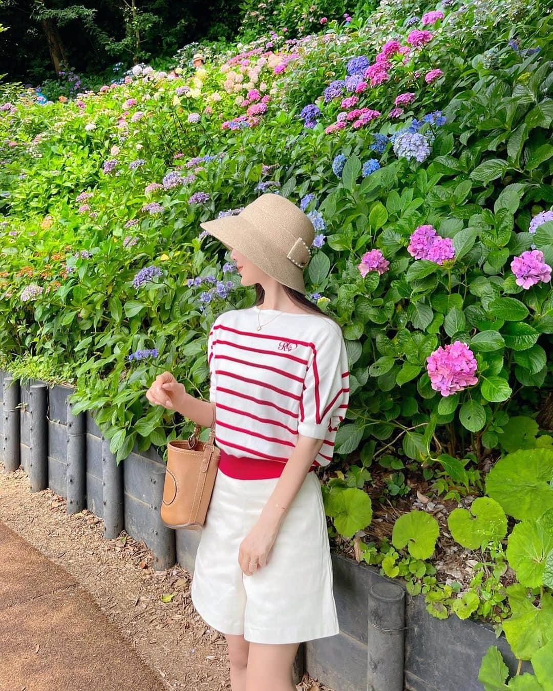 中田絵里奈のインスタグラム：「. 鎌倉さんぽ💠 . 長谷寺で紫陽花を見て お昼は行きたかったお蕎麦屋さんへ🥢 近くの海で遊んで帰りは釜揚げしらすを 買って帰ってきました🏖 お天気も良くプチ旅行気分で 色々散策できて楽しかったです☺️ . 📍長谷寺 9:30頃到着であじさい路へ入るのには10分待ち。駐車場もまだ空きがありましたが人は結構沢山いました♡ . 📍月と松 からすみ蕎麦をお目当てに予約していきました。 大人は前菜が付くミニコース 子どもは単品でお蕎麦をオーダー。 お蕎麦の美味しさはもちろん 日本家屋の雰囲気も素敵で🌿 子どもの食器や椅子のクッションなども ご用意していただけて子連れにも優しいお店🥹 個室あり、テラスはワンちゃんもokだそうです🐶♡ . 📍由比ヶ浜 波も穏やかでお水も冷たくなく息子は大はしゃぎ☺️ まだ海の家などはなかったけど駐車場にシャワーが 付いていたので帰りは綺麗に出来て快適でした🏖 . 📍山助 釜揚げしらすのふわふわさに驚いてお土産に買ってきました♡試食も色々出来、店内では海鮮丼も食べられるお店でした🐟 . . #鎌倉さんぽ #鎌倉 #長谷寺 #鎌倉ランチ #子連れ鎌倉 #お出掛けキロク🐾 #由比ヶ浜」