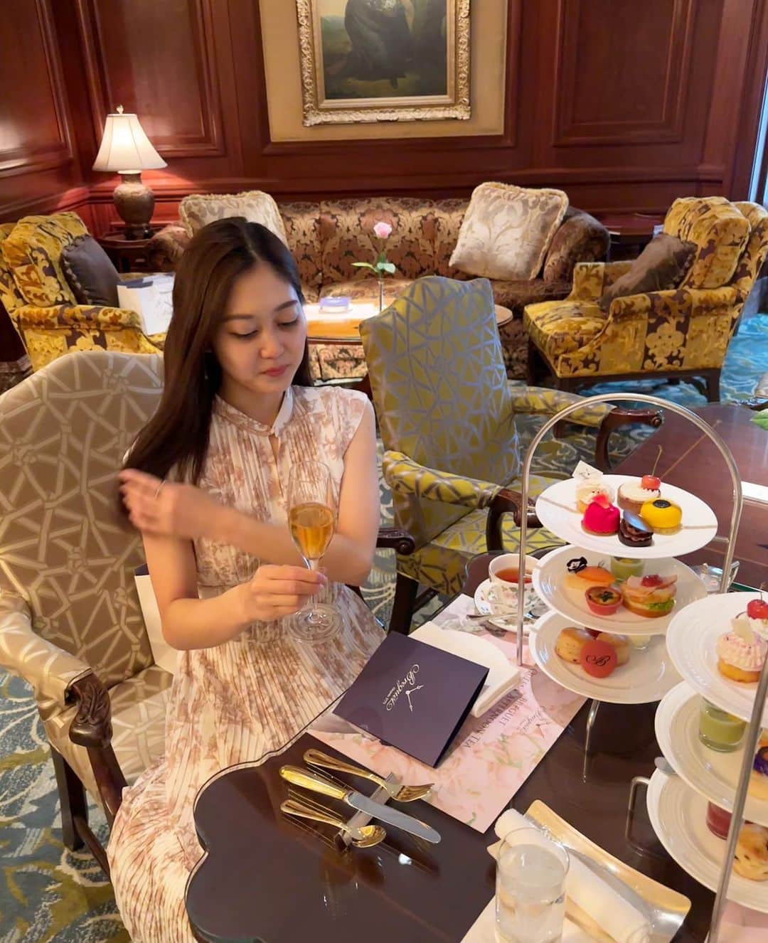 岡本麻佑のインスタグラム：「. この前のAfternoon tea🌹🫖💗  女子にはたまらなくときめく空間でした🥰🩷 もちろん完食しましたし紅茶も飲んだらすぐに入れにきてくださるので5杯くらい頂いた🤣🙏🏻笑  #アフタヌーンティー #theritzcarlton#theritzcarltonosaka#リッツカールトン大阪#breguet#女子会#カフェ#ランチ」