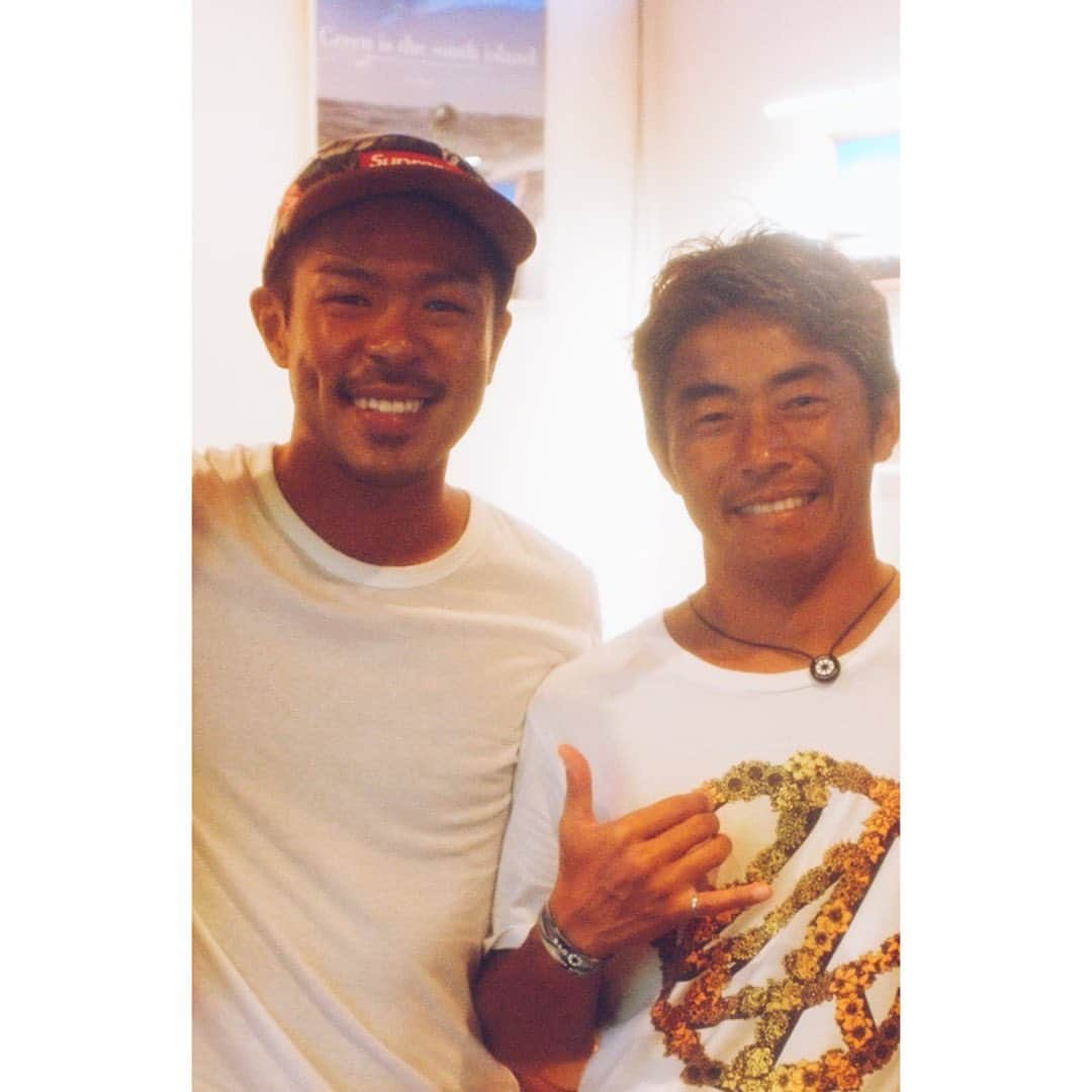 松本利夫さんのインスタグラム写真 - (松本利夫Instagram)「直さんに会いに行ってきました  初めて会ったのは 「LONG CARAVAN」の映画で サーフィンを教えてもらったのがきっかけでした  初対面の時の印象は 「ピュアでなんて素敵な人なんだ」 と感じた事を今でも忘れません  そこから 約15年間 友達として お付き合いさせて頂きました  サーフィンをこよなく愛して プロサーファーの中でも 群を抜いて スーパーマンのような人で ヒーローでした  笑顔がめちゃくちゃ素敵で ハートが温かく 本当に最高な人でした  小川ファミリー 鴨川ファミリーの皆さんも とても温かく 昼間は海に行って 夜はバーベキューしたり 花火したり 本当に想い出が沢山あります  本当に本当に 出会えてよかったです 本当に本当に ありがとうございました  直さん！ 本当にお疲れ様でした✨  #小川直久」6月25日 23時26分 - exile_matsu