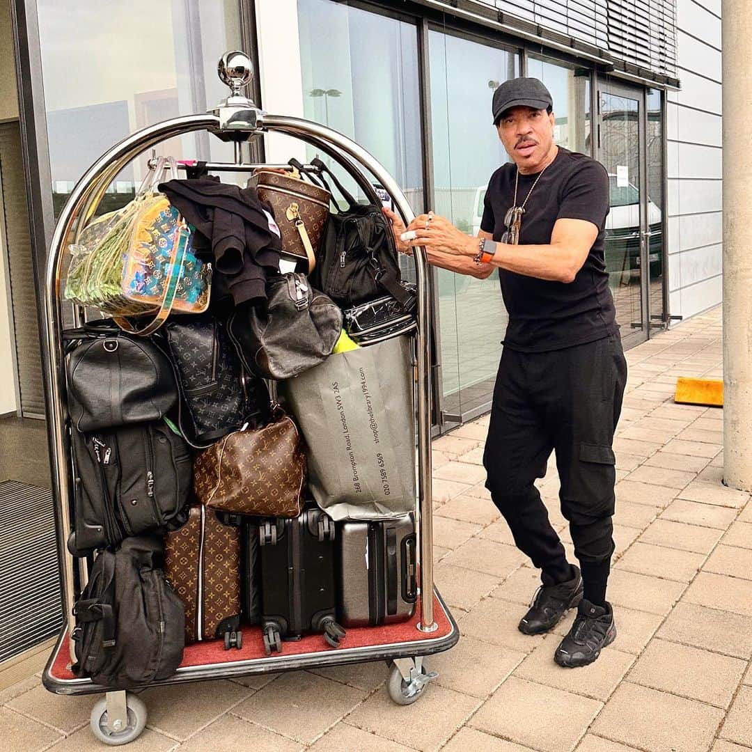 ライオネル・リッチーのインスタグラム：「Austria, here I come .. 🎉 😜」